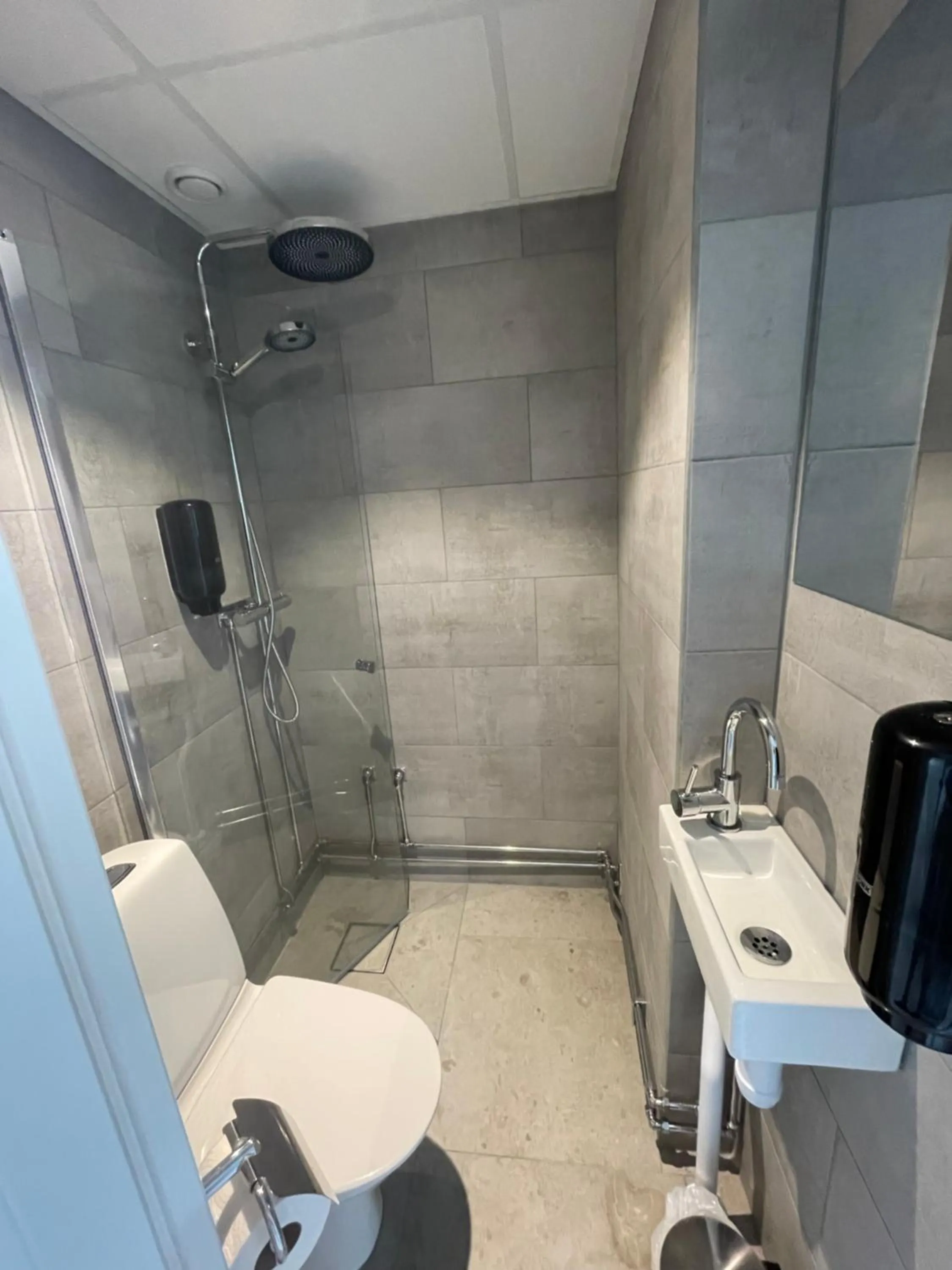 Shower in Dream - Luxury Hostel