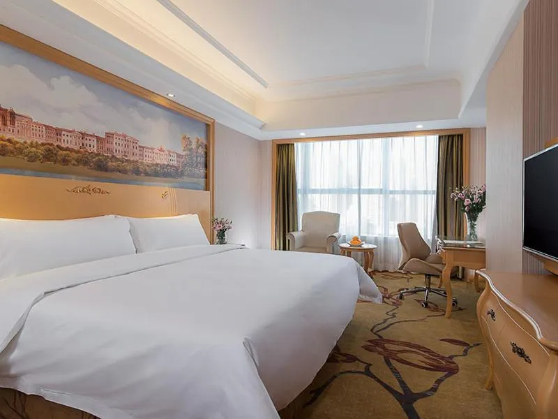 Bed in Vienna International Hotel Shenzhen Qianhai