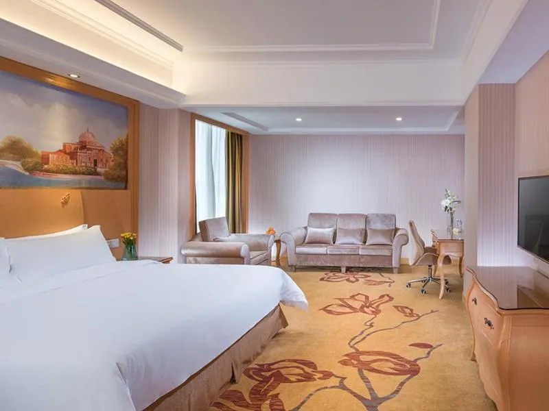 Bed in Vienna International Hotel Shenzhen Qianhai