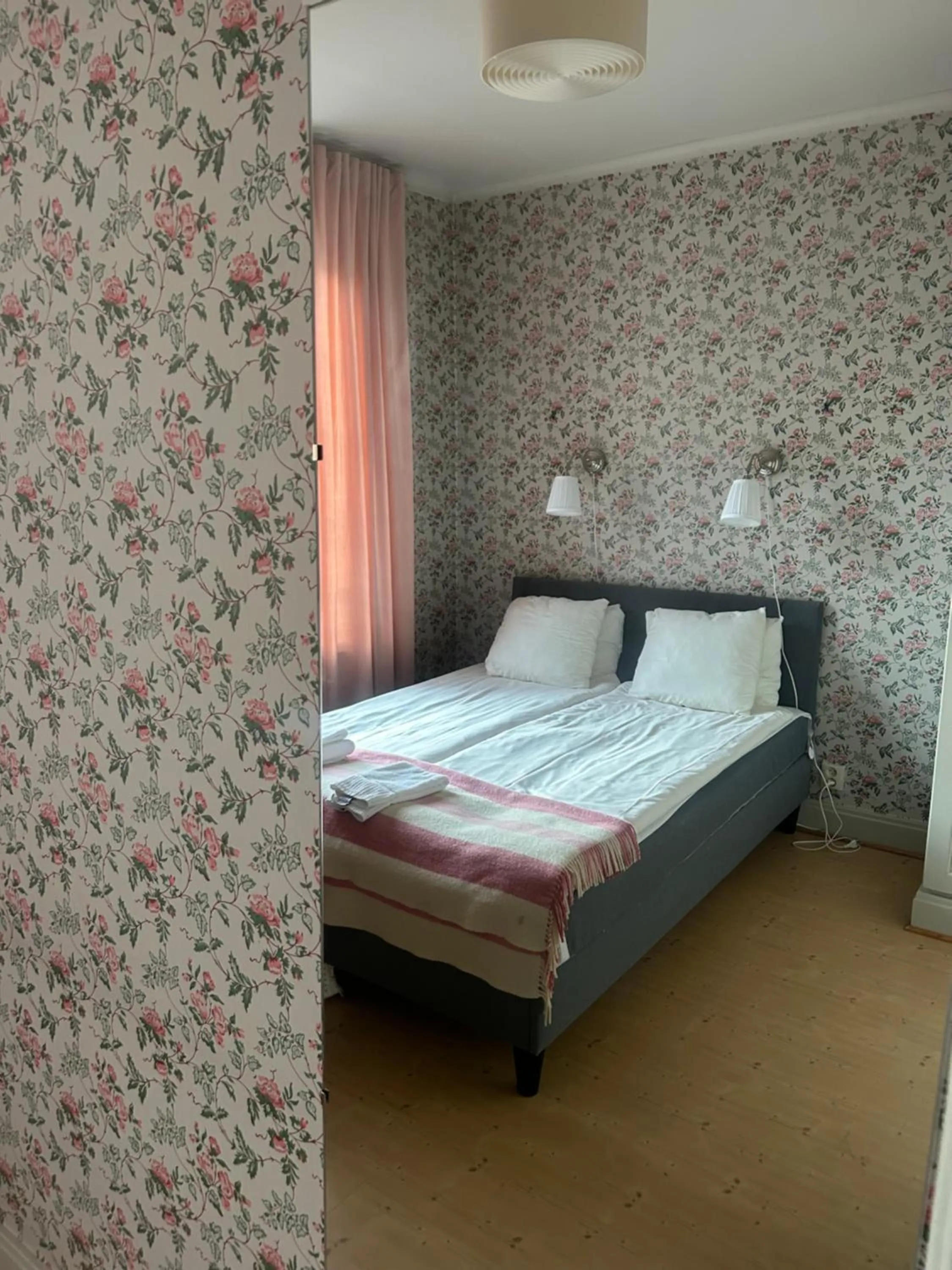 Bedroom, Bed in Wärdshuset Gammel Tammen Österbybruk