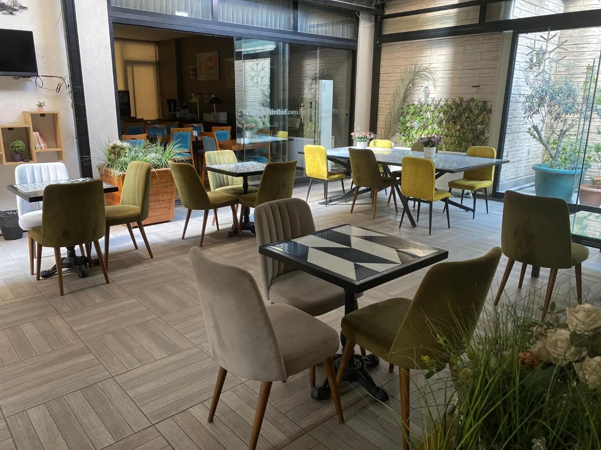 Restaurant/places to eat in Niconya Port Suite&Hotel