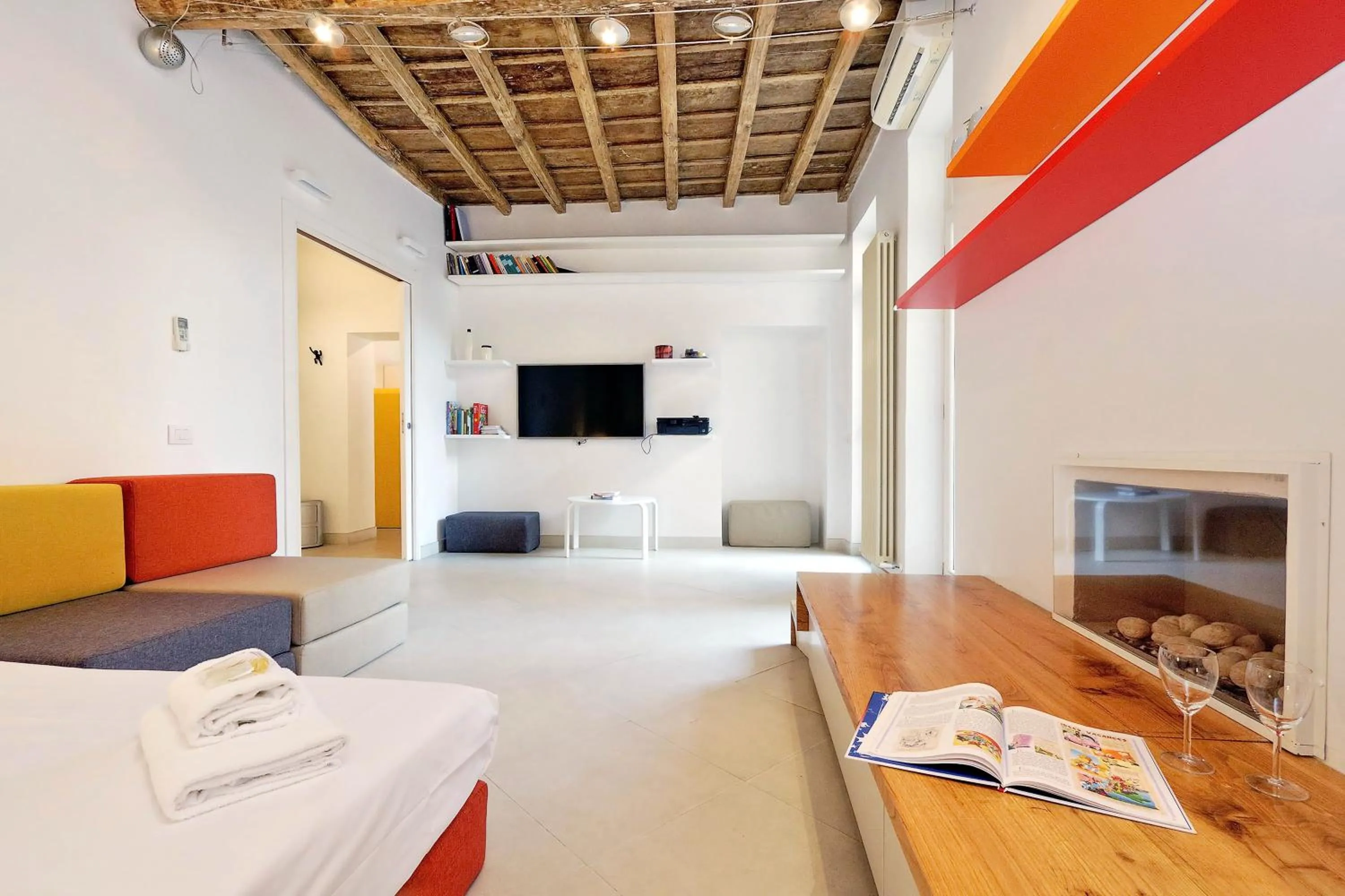 Communal lounge/ TV room, Bed in Reginella