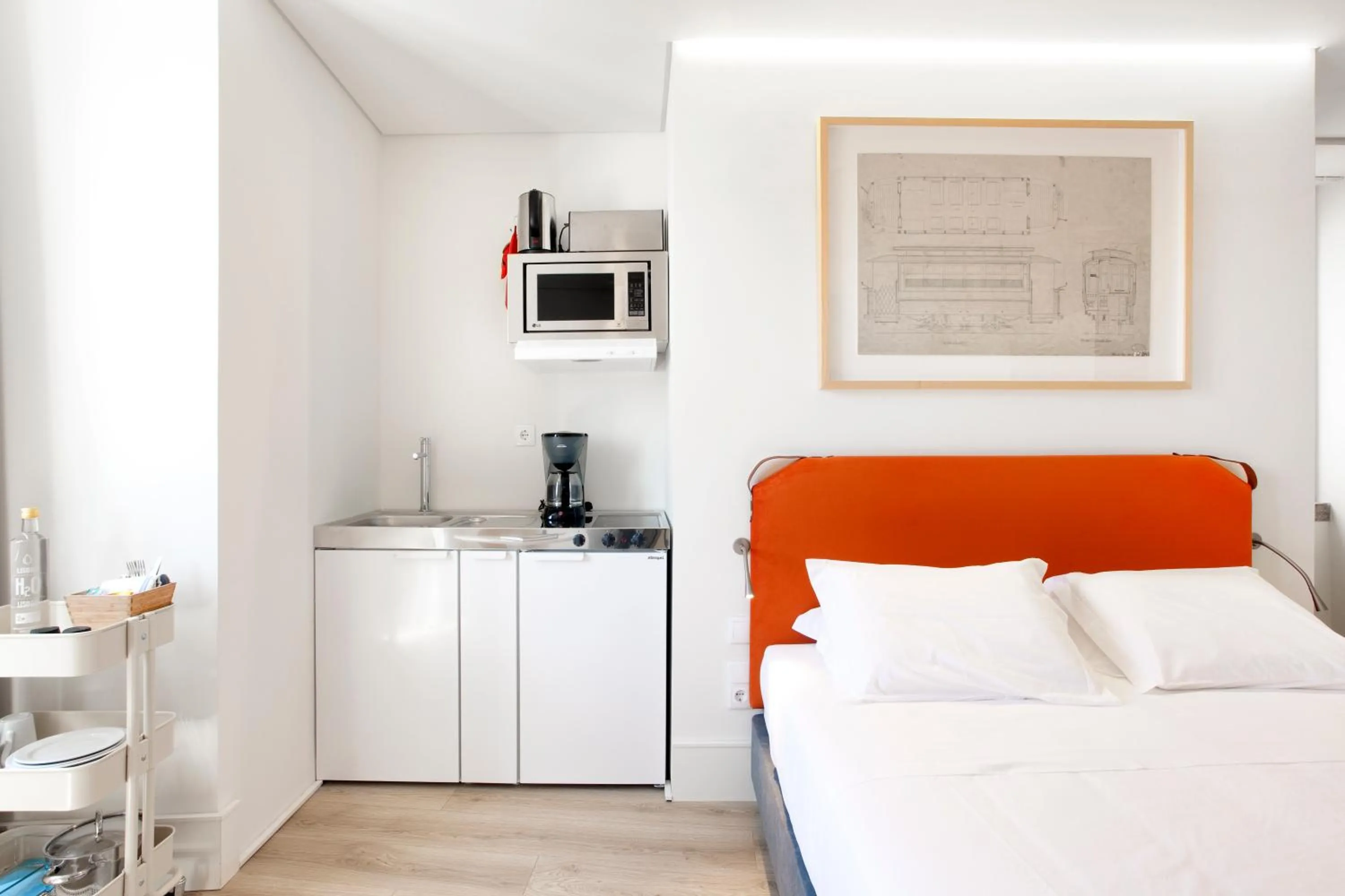Kitchen or kitchenette, Bed in Ascensor da Bica - Lisbon Serviced Apartments