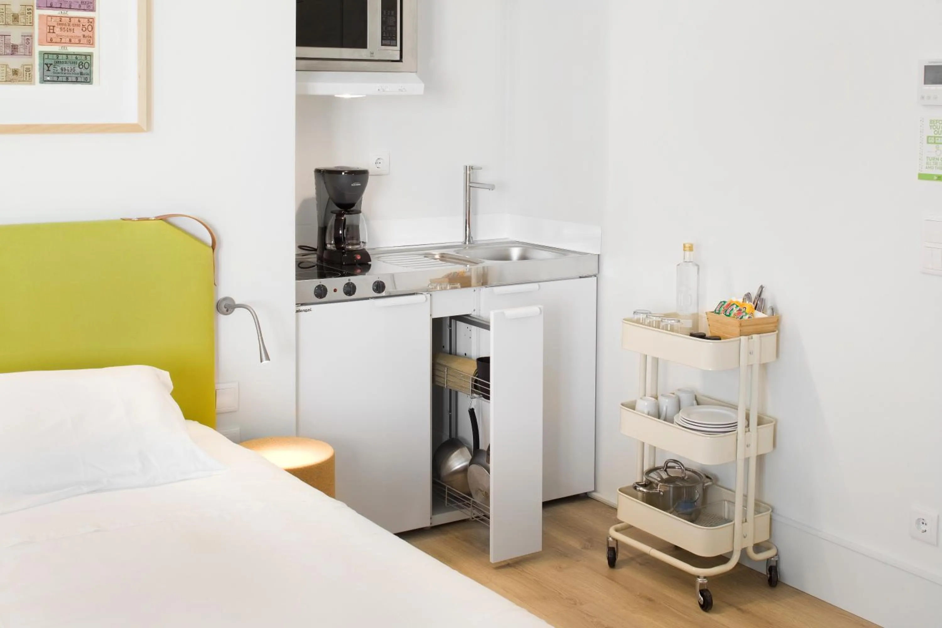 Kitchen or kitchenette, Bed in Ascensor da Bica - Lisbon Serviced Apartments