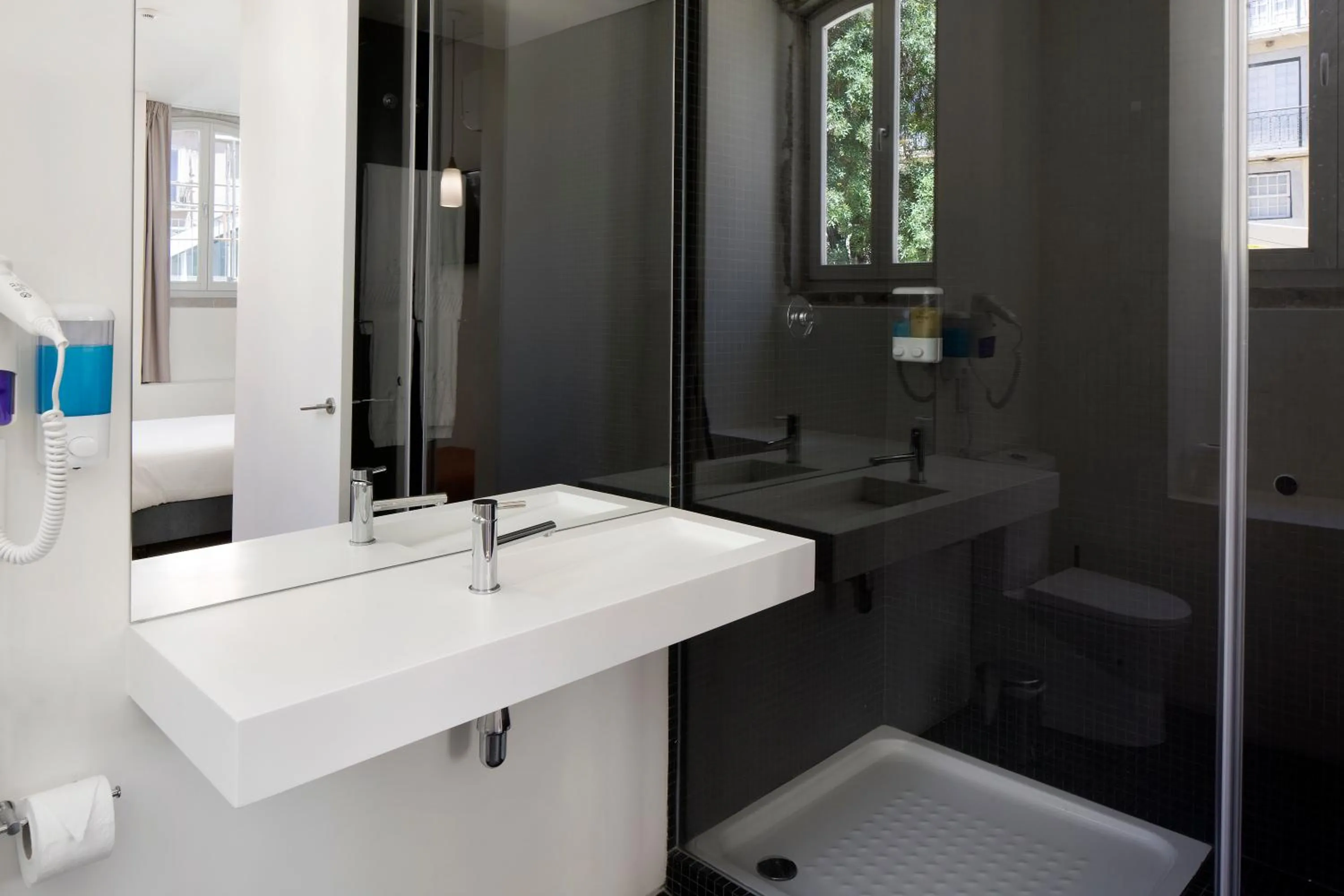 Bathroom in Ascensor da Bica - Lisbon Serviced Apartments