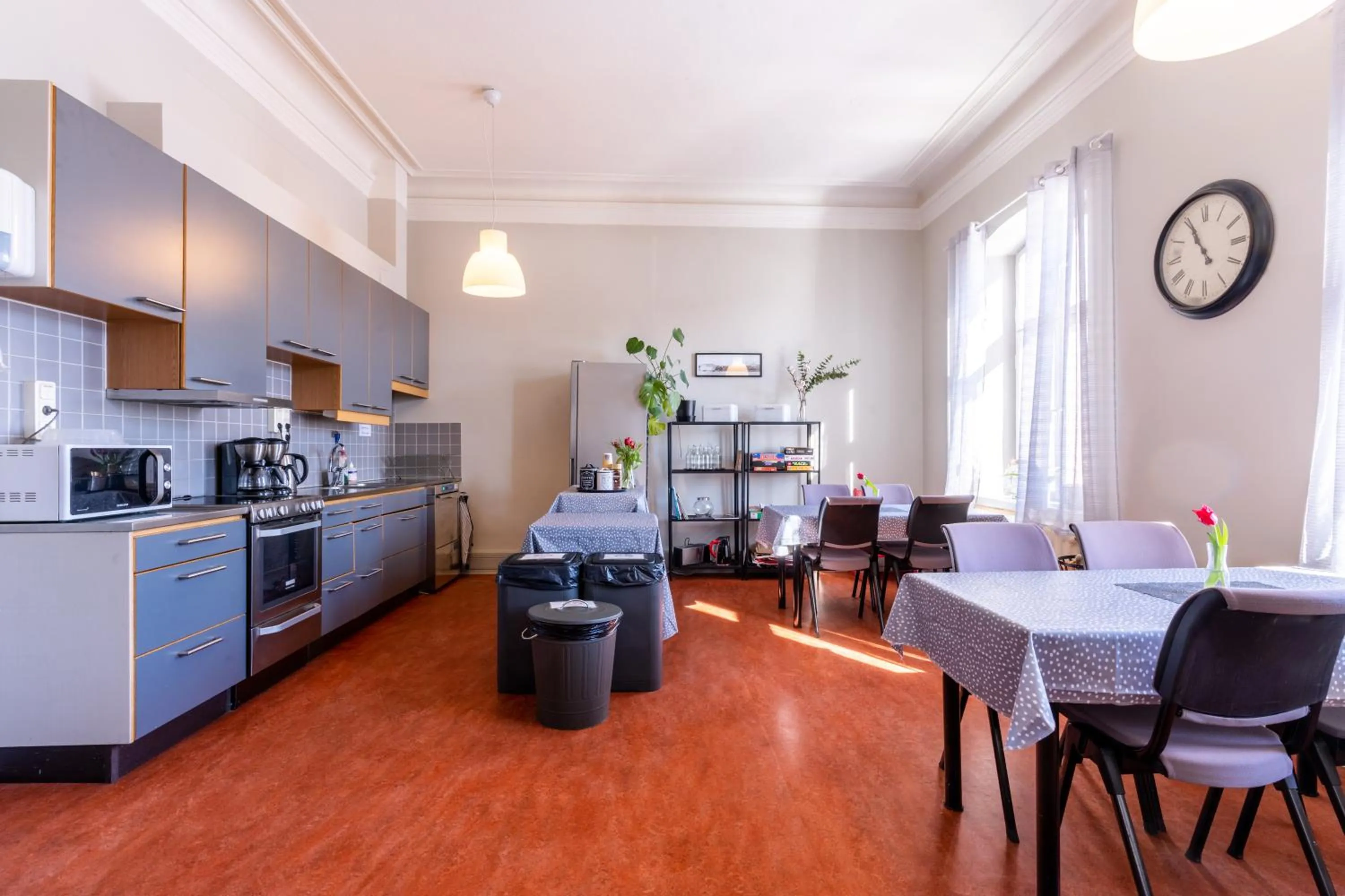 Communal kitchen in Hotell Gamla Fängelset