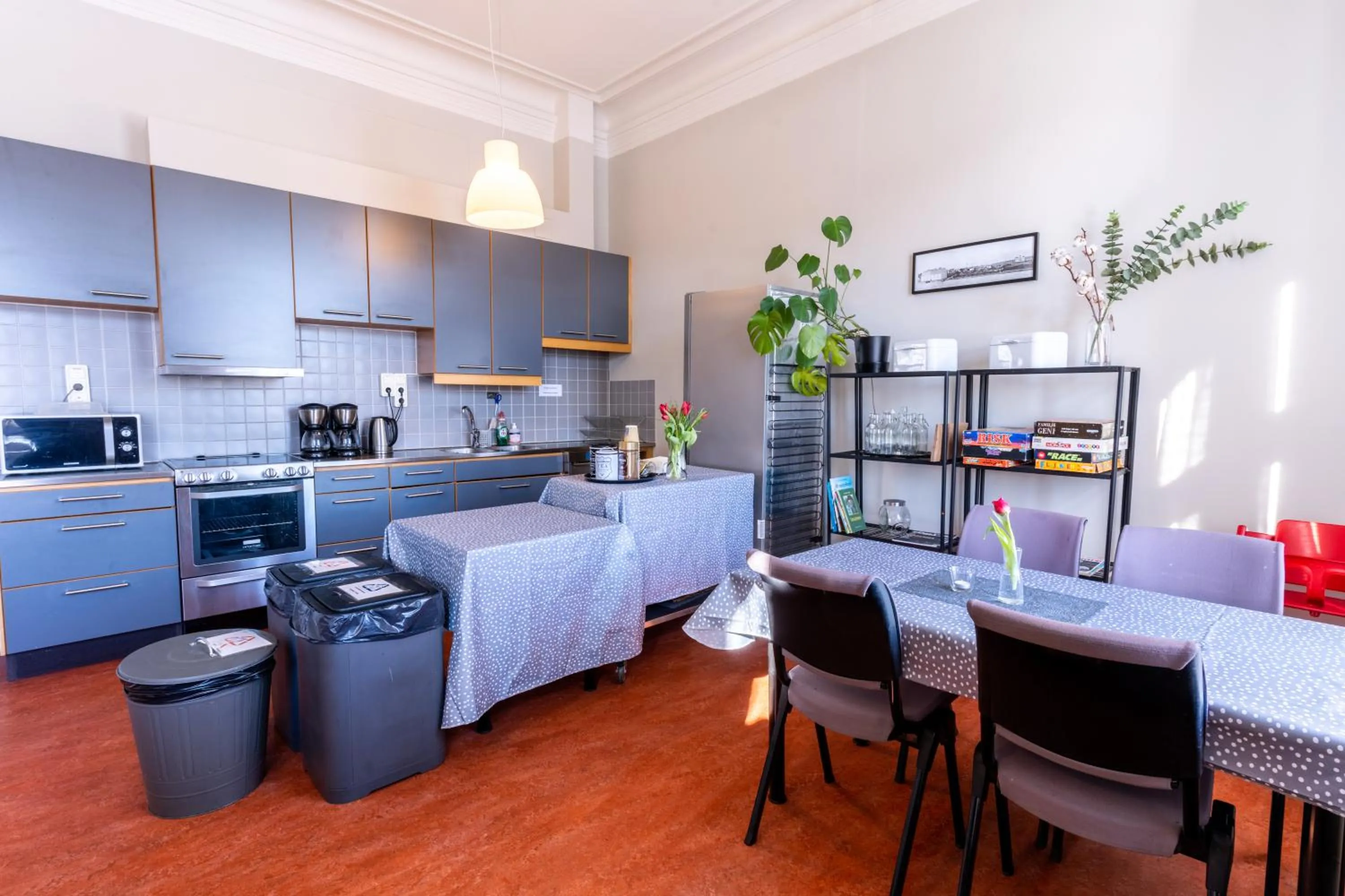 Communal kitchen in Hotell Gamla Fängelset