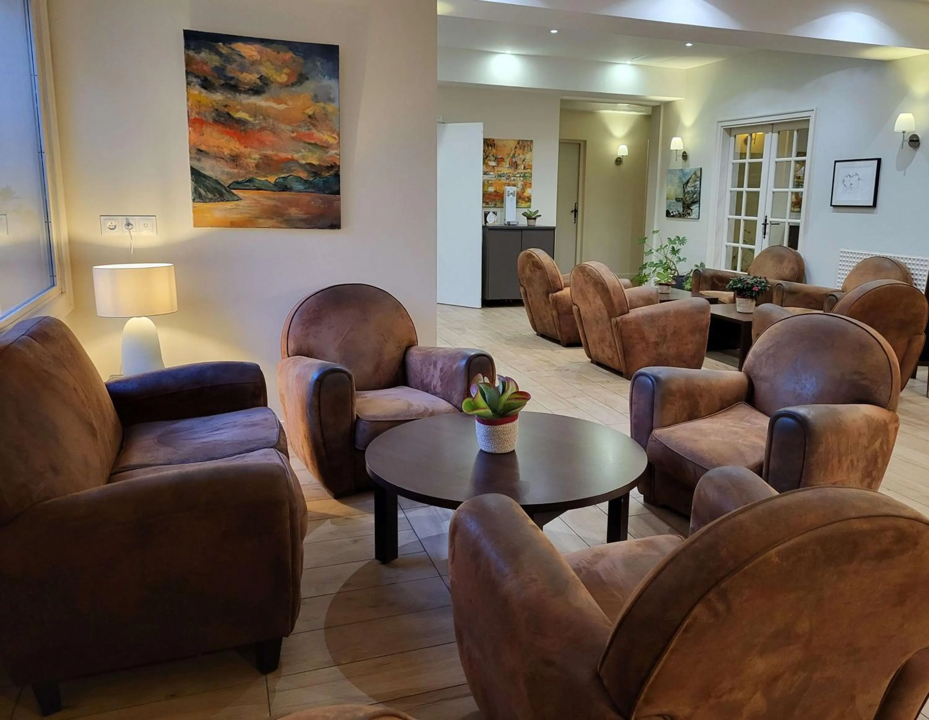 Lobby or reception in Best Western Blanche de Castille Dourdan