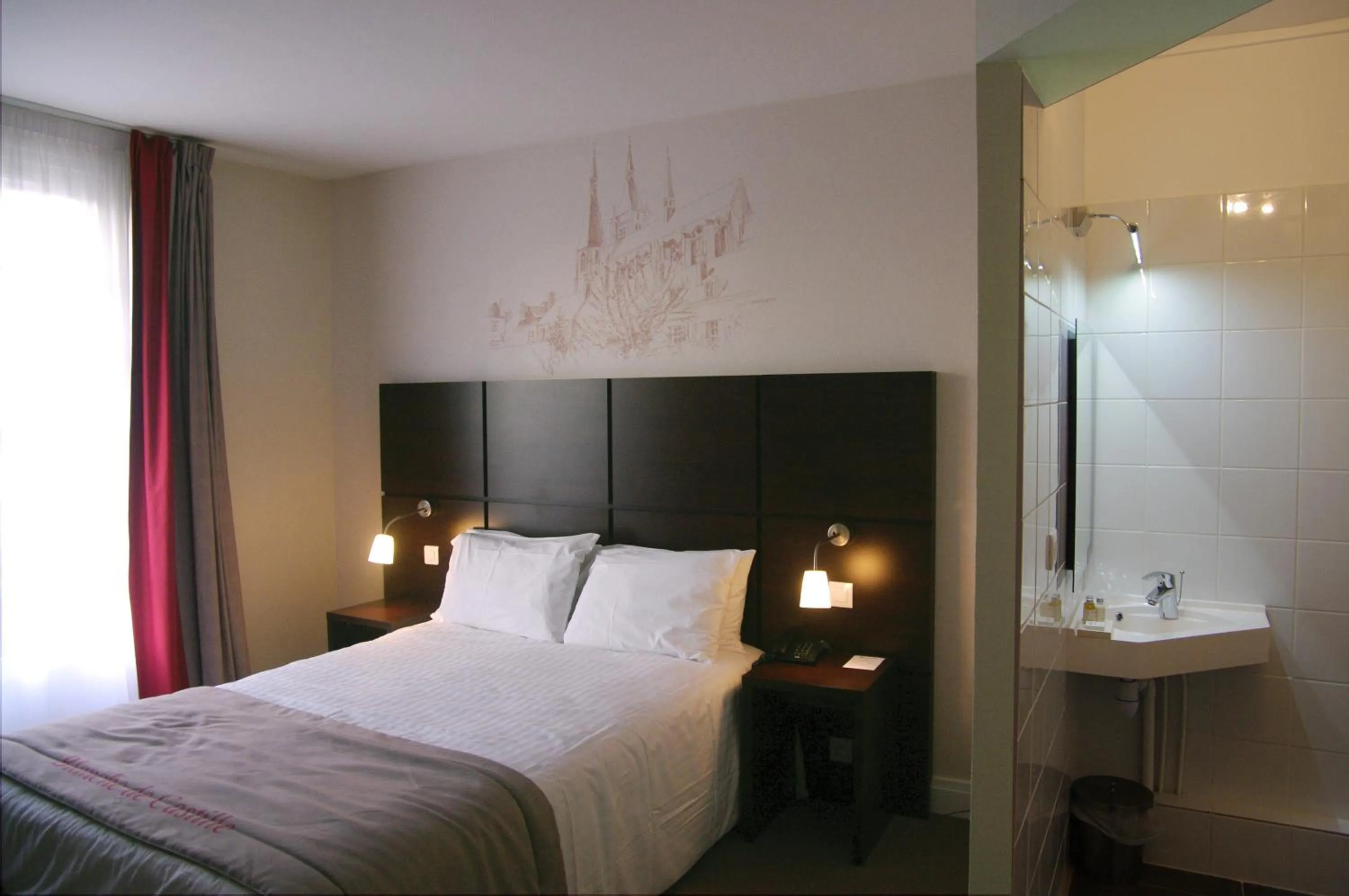 Bathroom, Bed in Best Western Blanche de Castille Dourdan