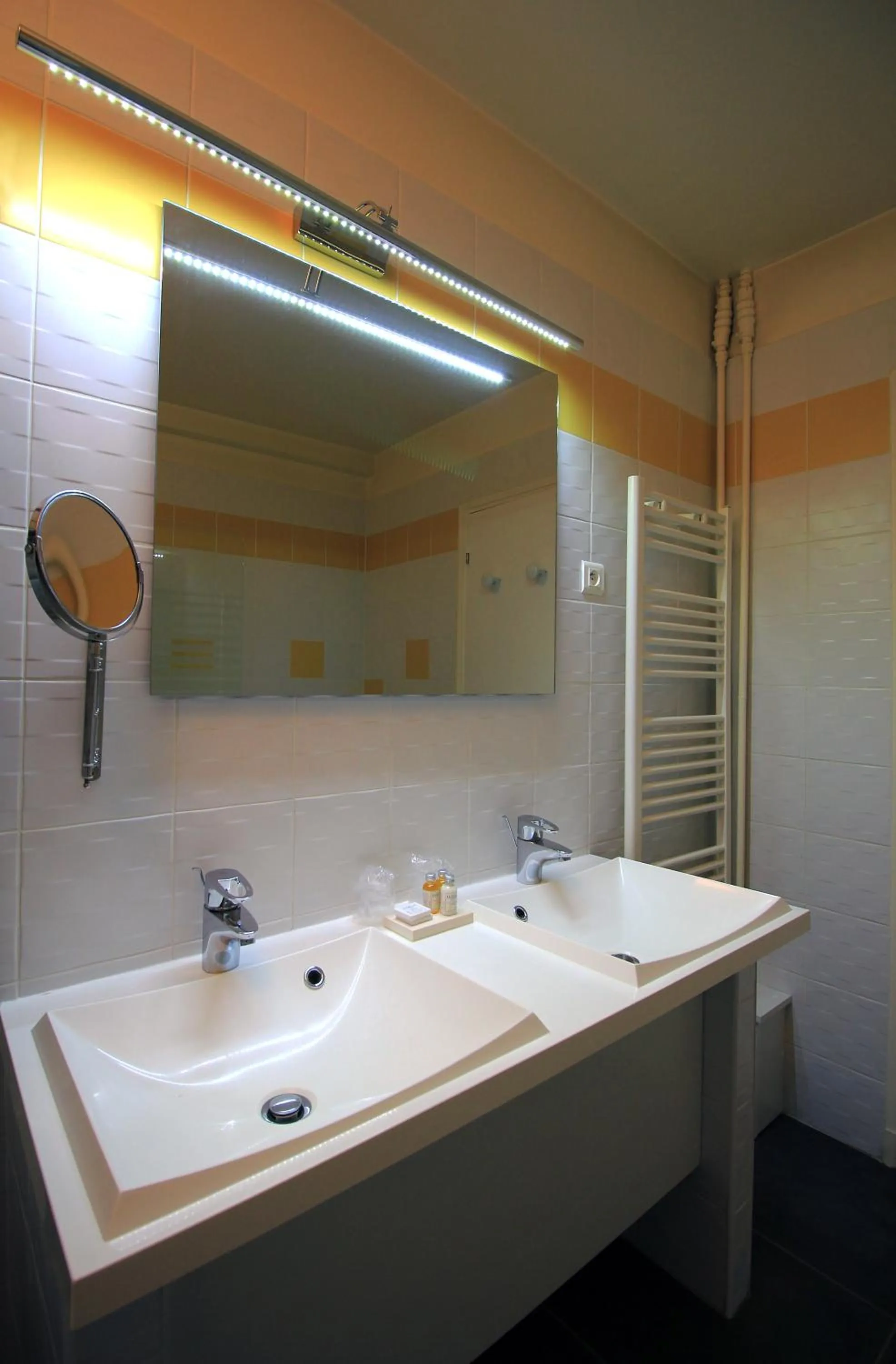 Bathroom in Best Western Blanche de Castille Dourdan