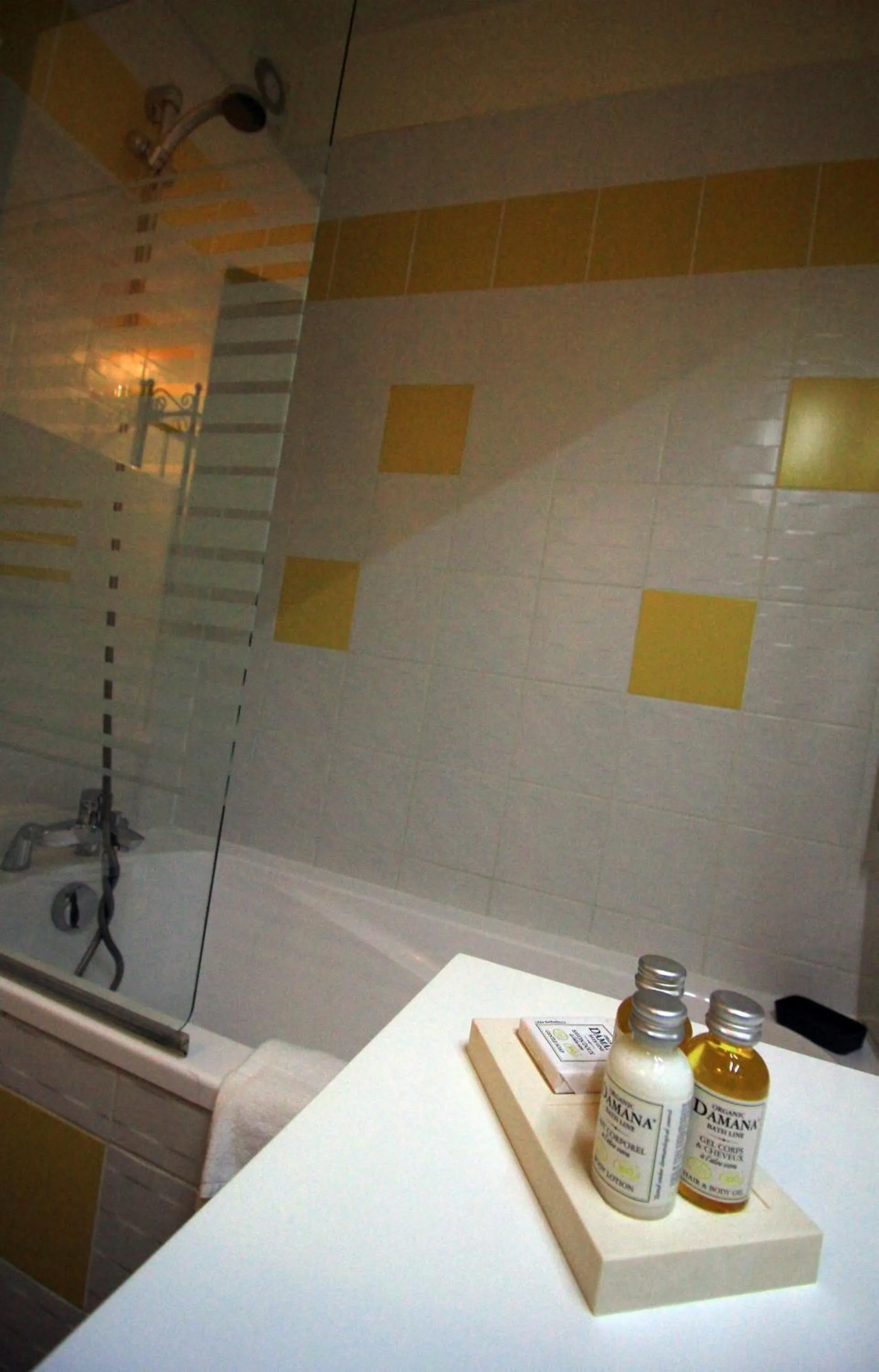 Bathroom in Best Western Blanche de Castille Dourdan