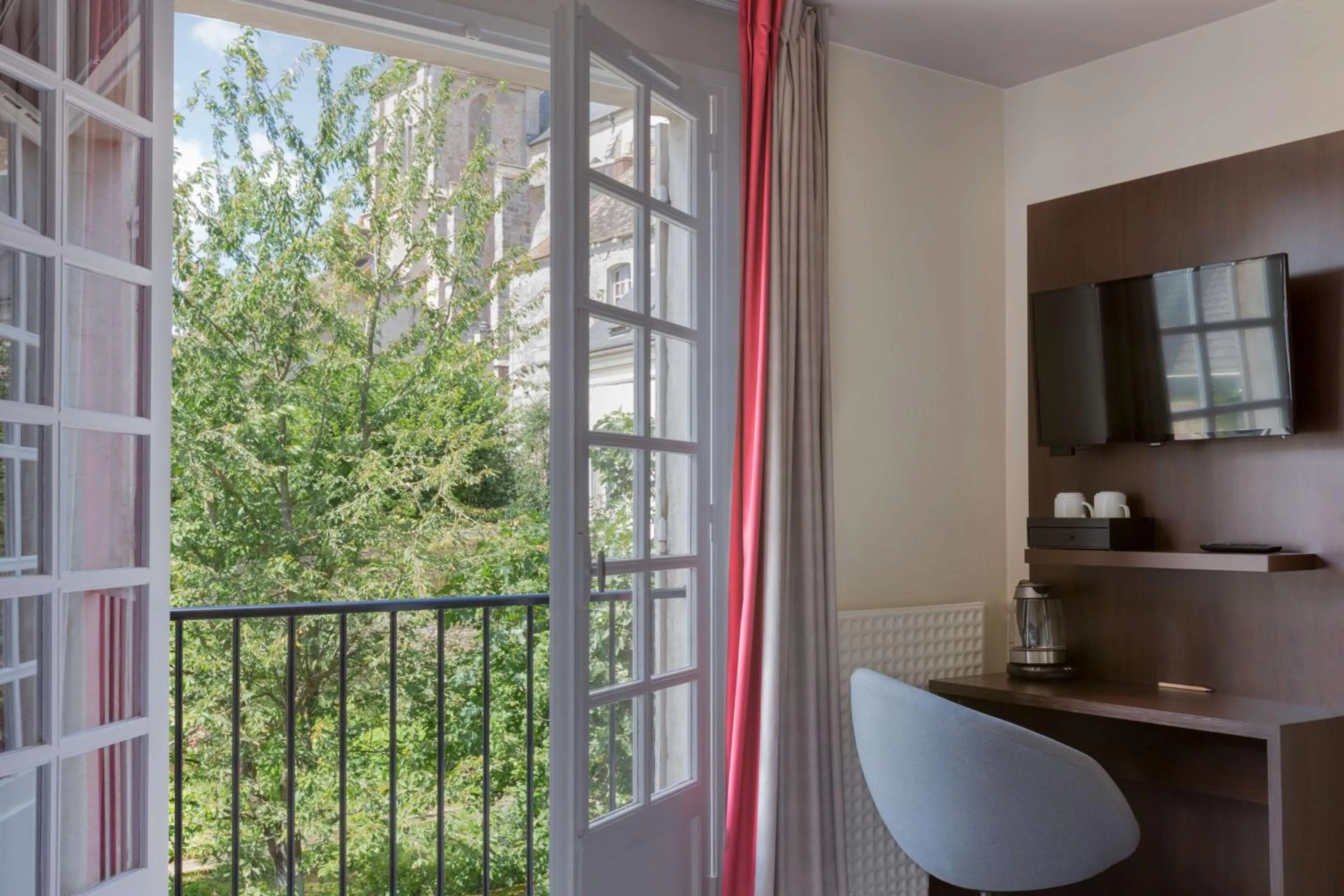 Photo of the whole room in Best Western Blanche de Castille Dourdan