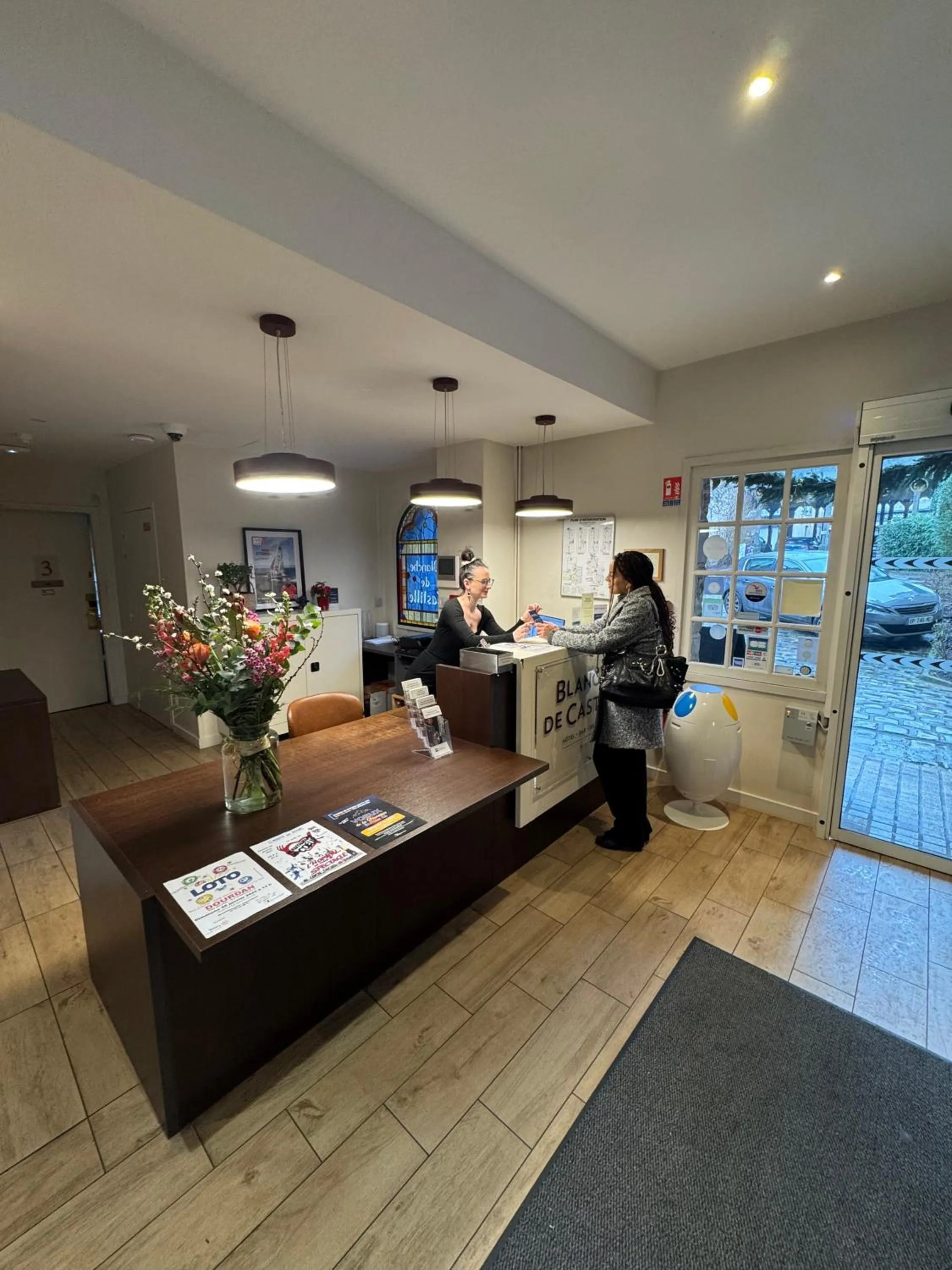 Lobby or reception in Best Western Blanche de Castille Dourdan