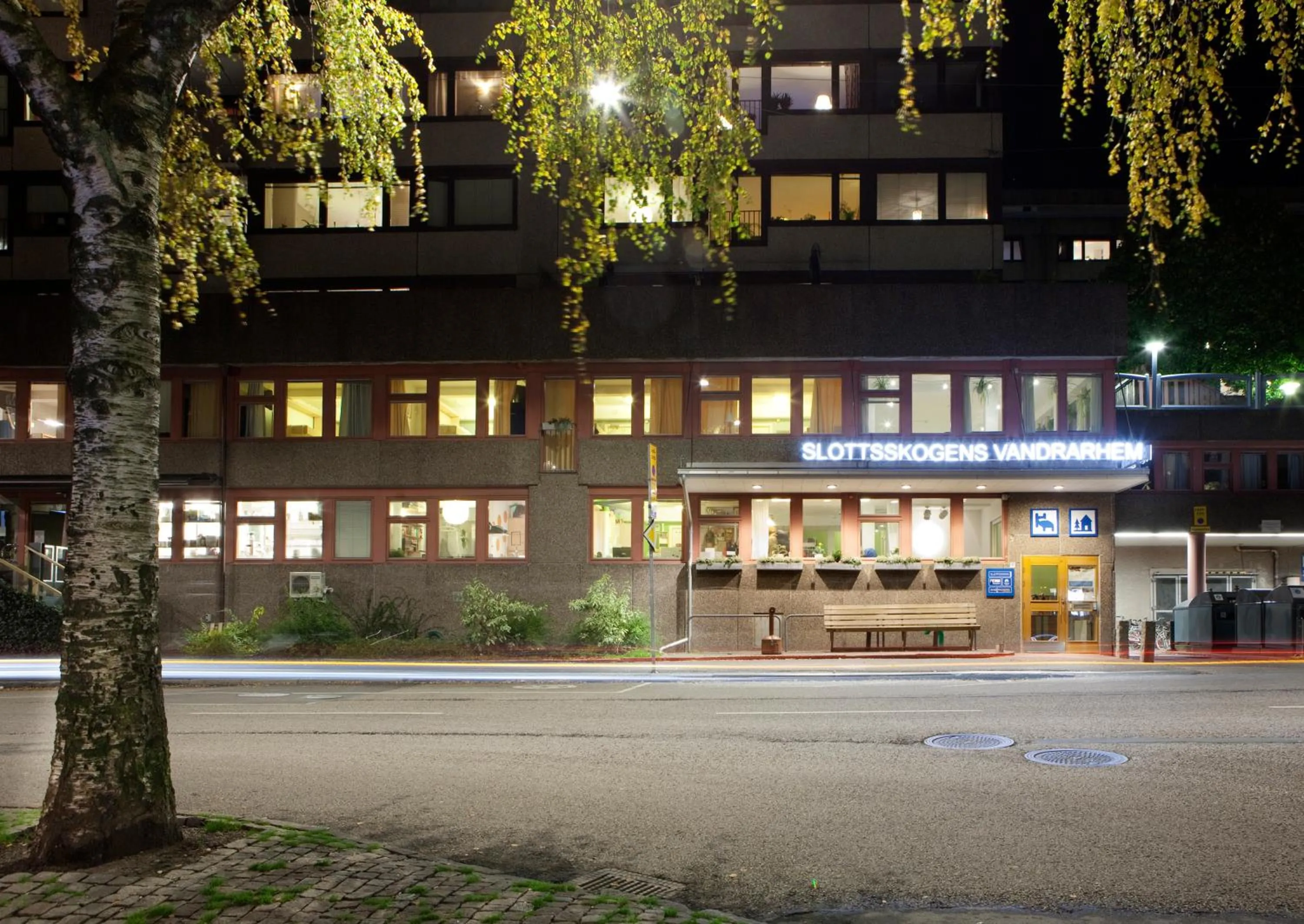 Facade/entrance in Slottsskogens Hostel