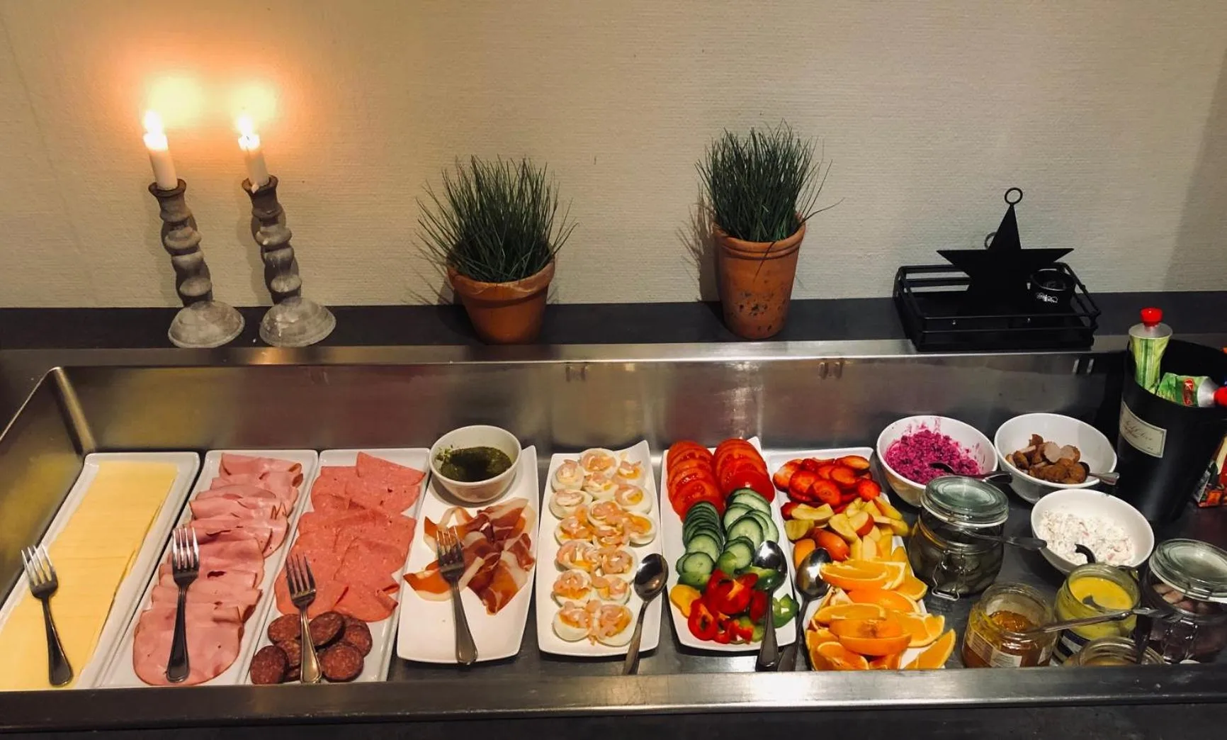 Buffet breakfast in Lages Motel