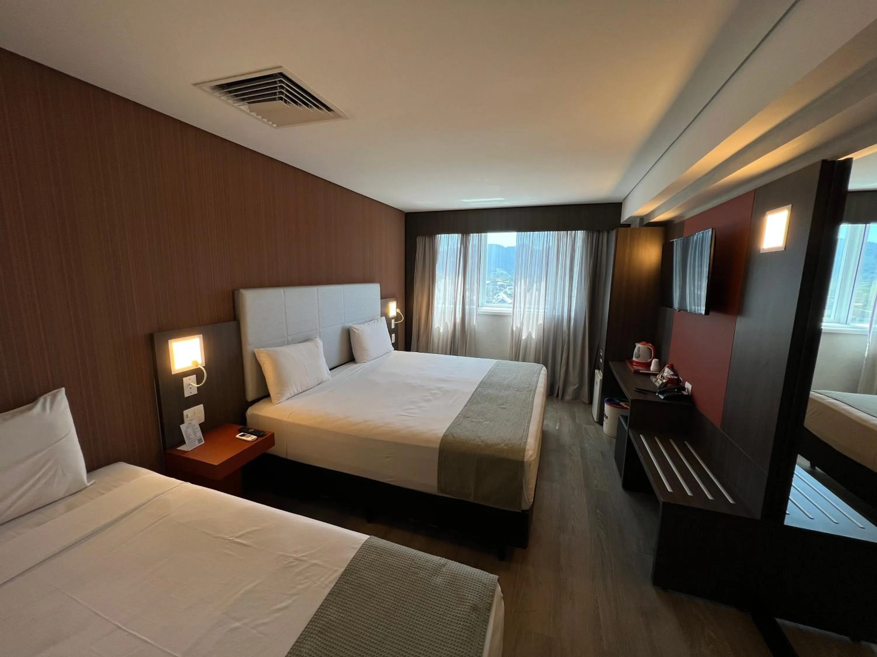Communal lounge/ TV room, Bed in eSuites Hotel Recreio Shopping