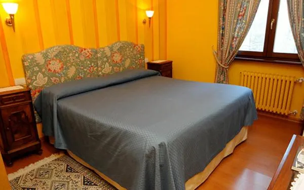 Photo of the whole room, Bed in La Griglia Hotel