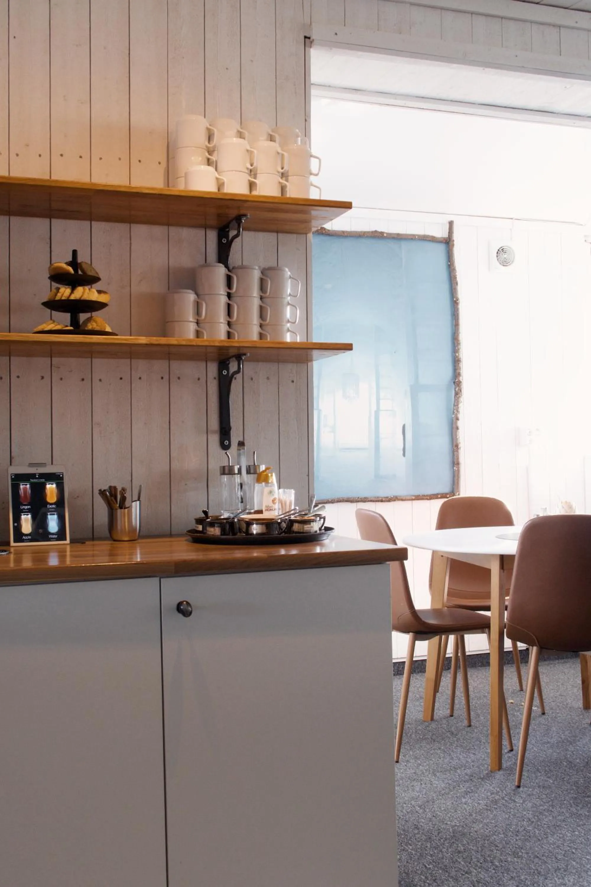 Restaurant/places to eat in Hotel E-10 by First