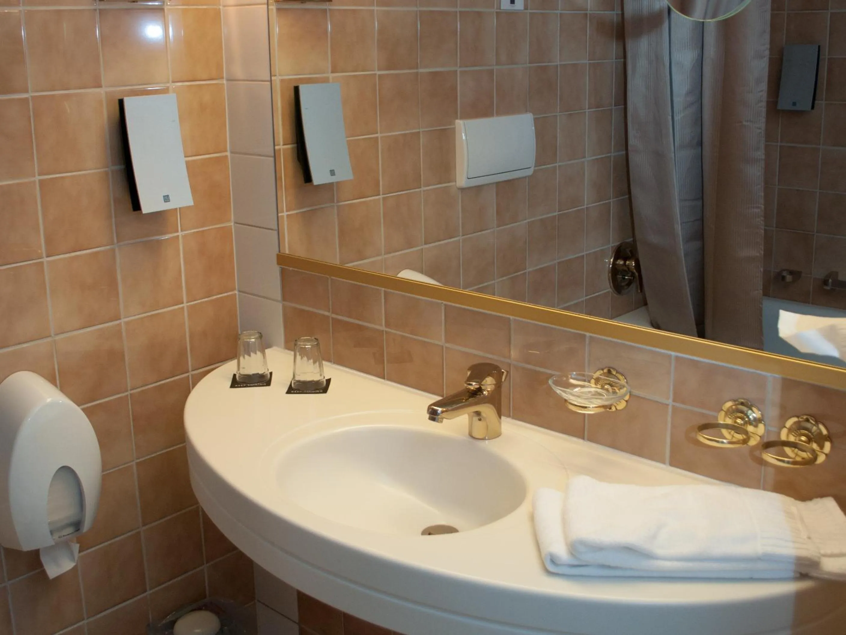 Bathroom in First Hotel Olofström