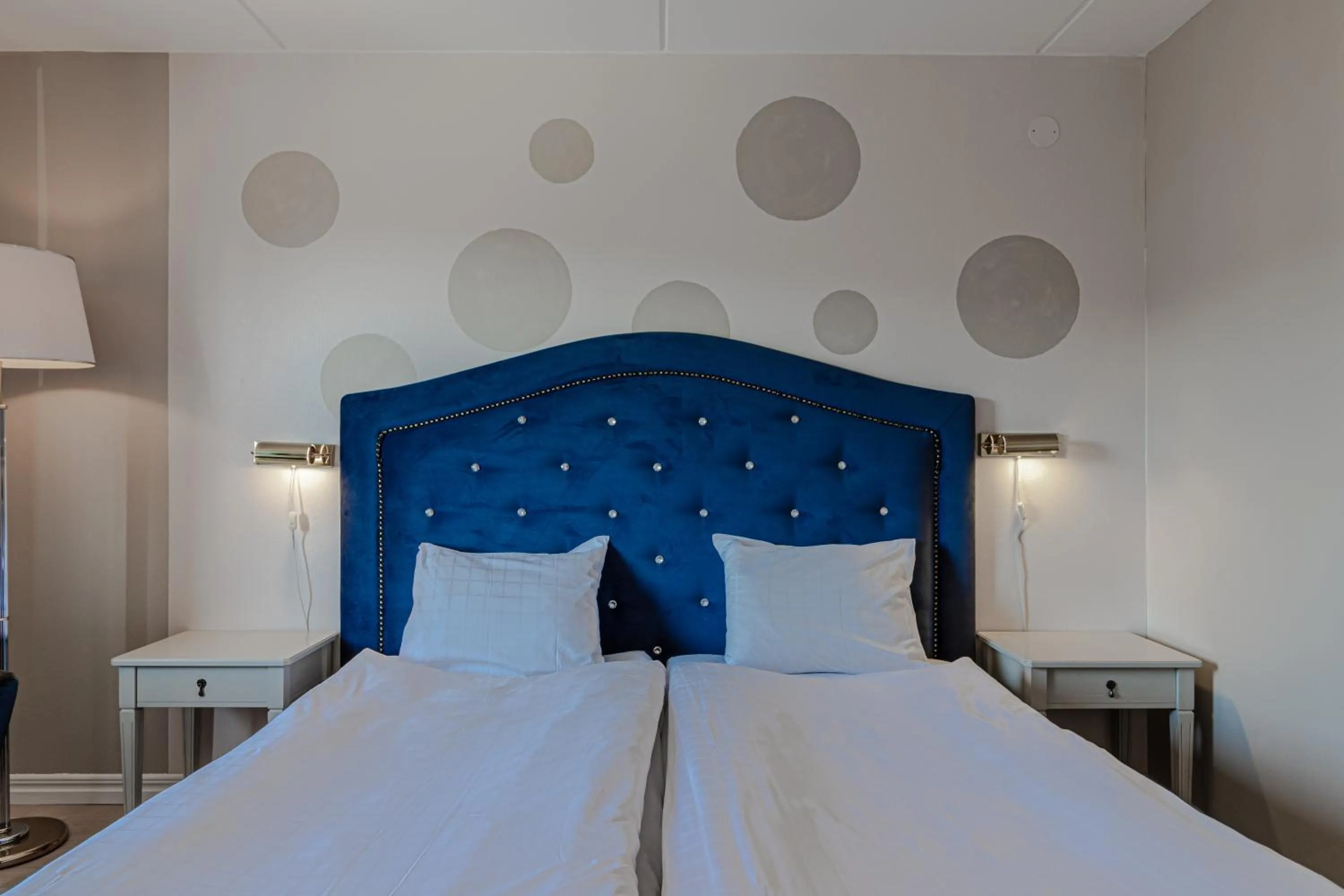 Property building, Bed in First Hotel Olofström