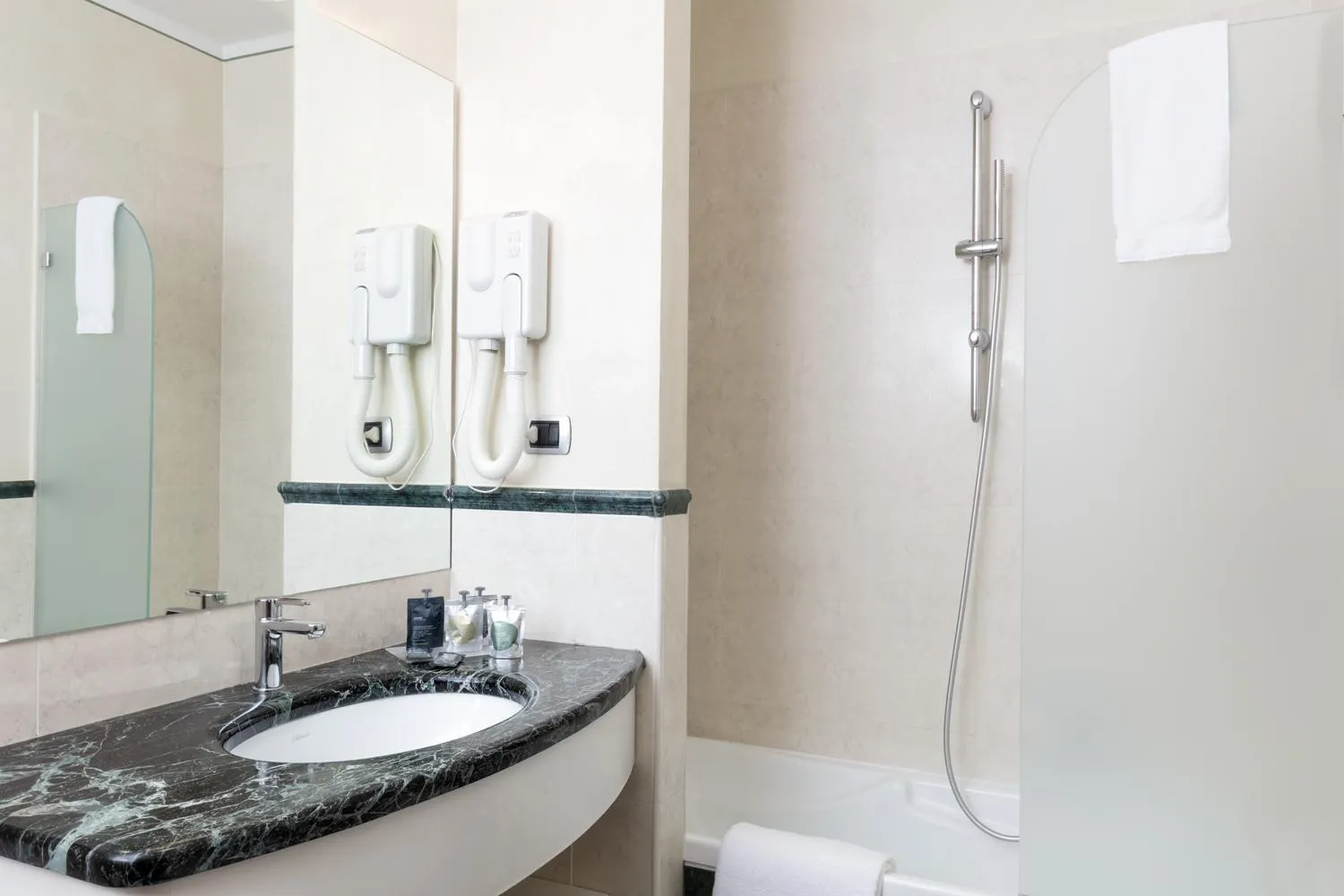 Toilet in Garda Hotel