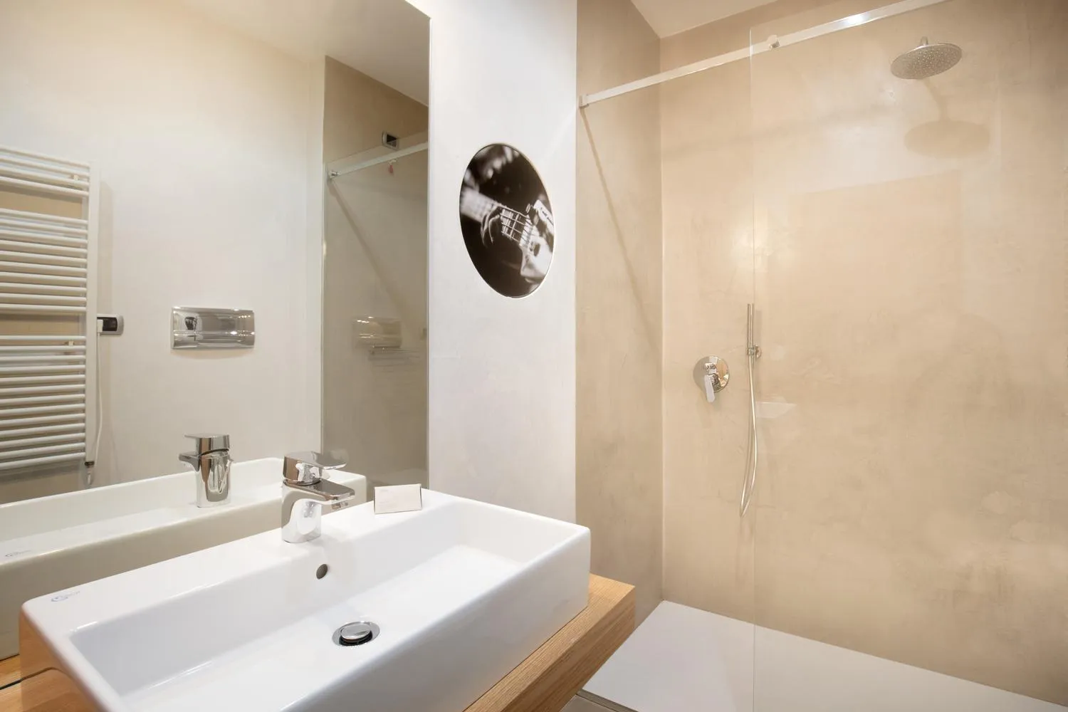 Shower in Garda Hotel