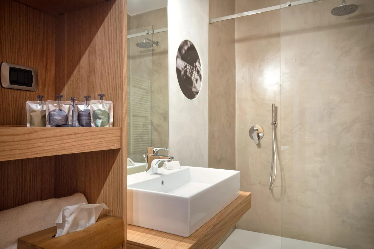 Shower in Garda Hotel