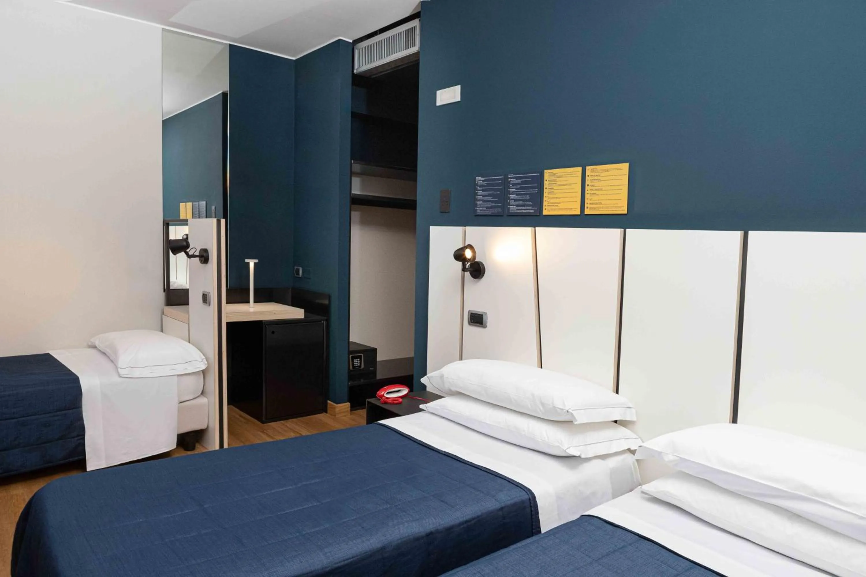 Bedroom, Bed in Garda Hotel