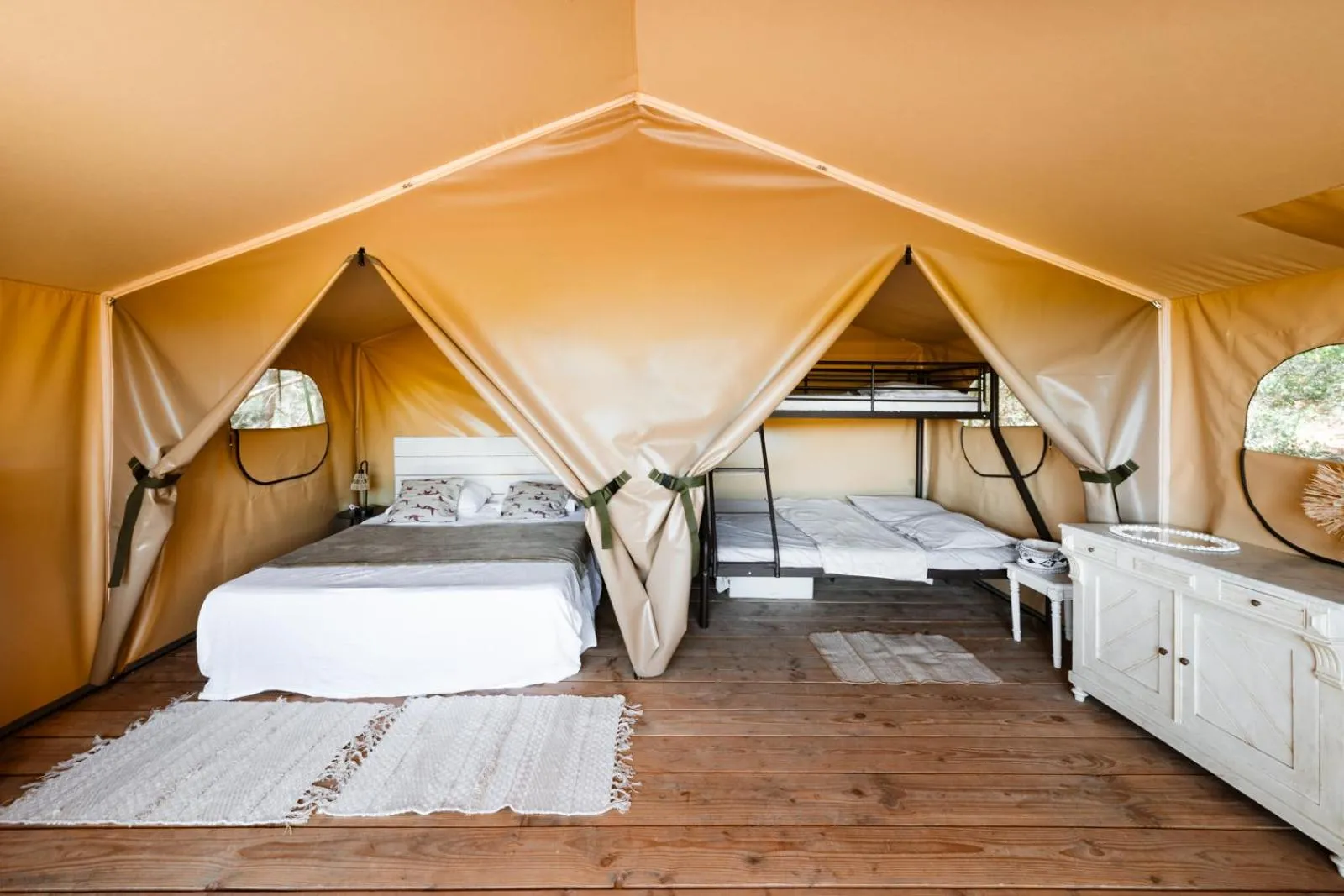 bunk bed, Bed in Saint Paul le Marseillais Tentes Equippees Hébergements Insolites Lodges