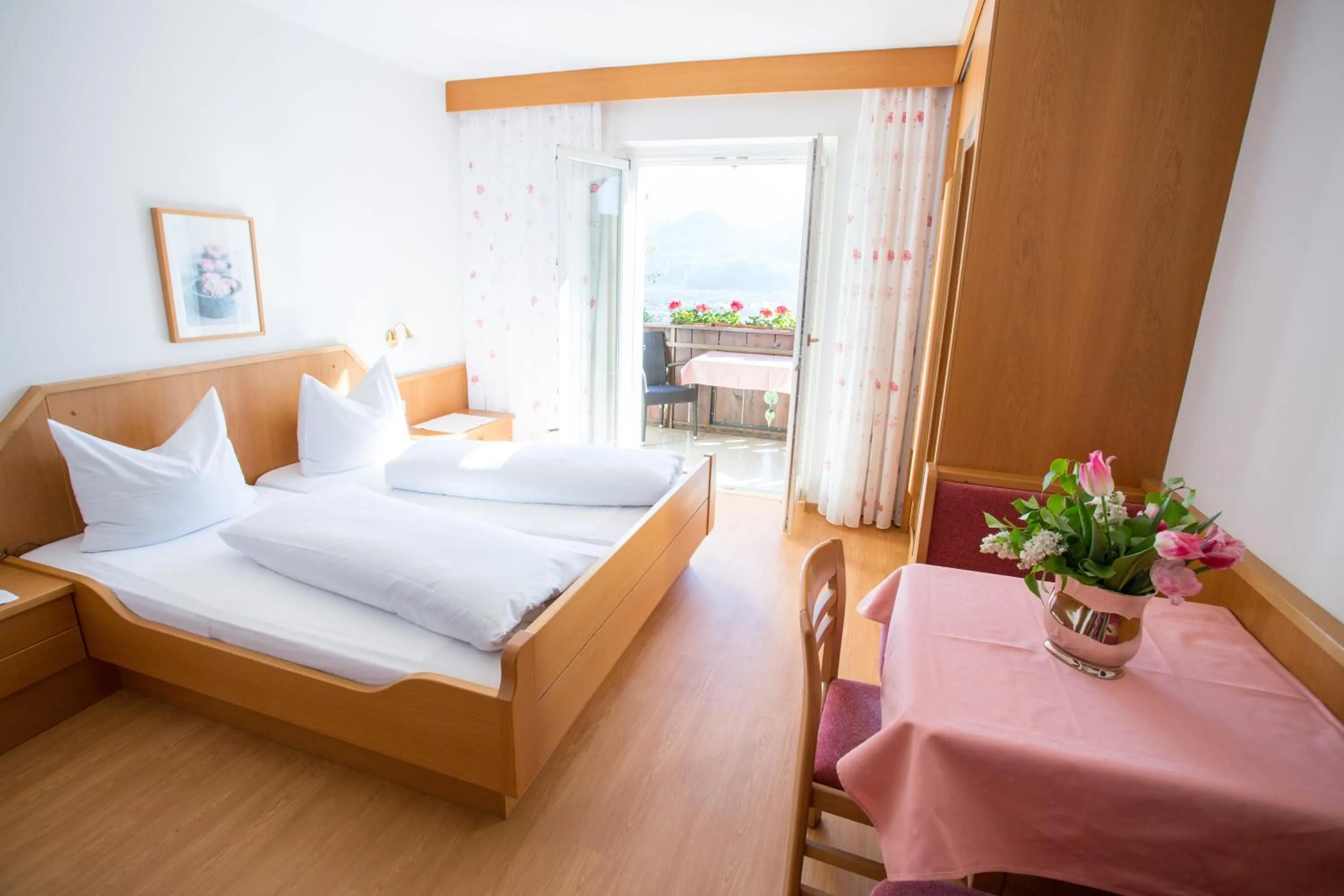 Photo of the whole room, Bed in Garni Pluner