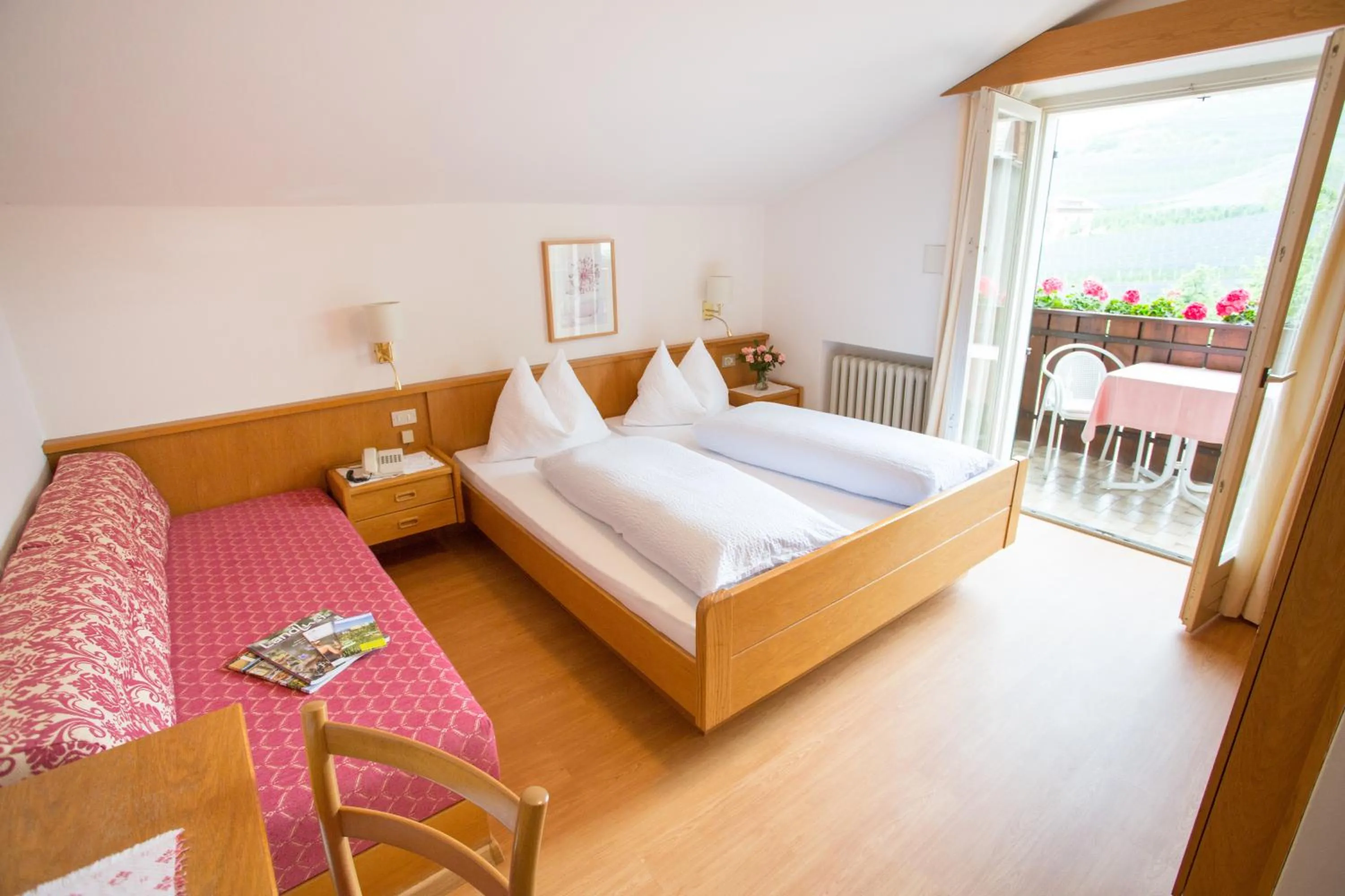 Photo of the whole room, Bed in Garni Pluner