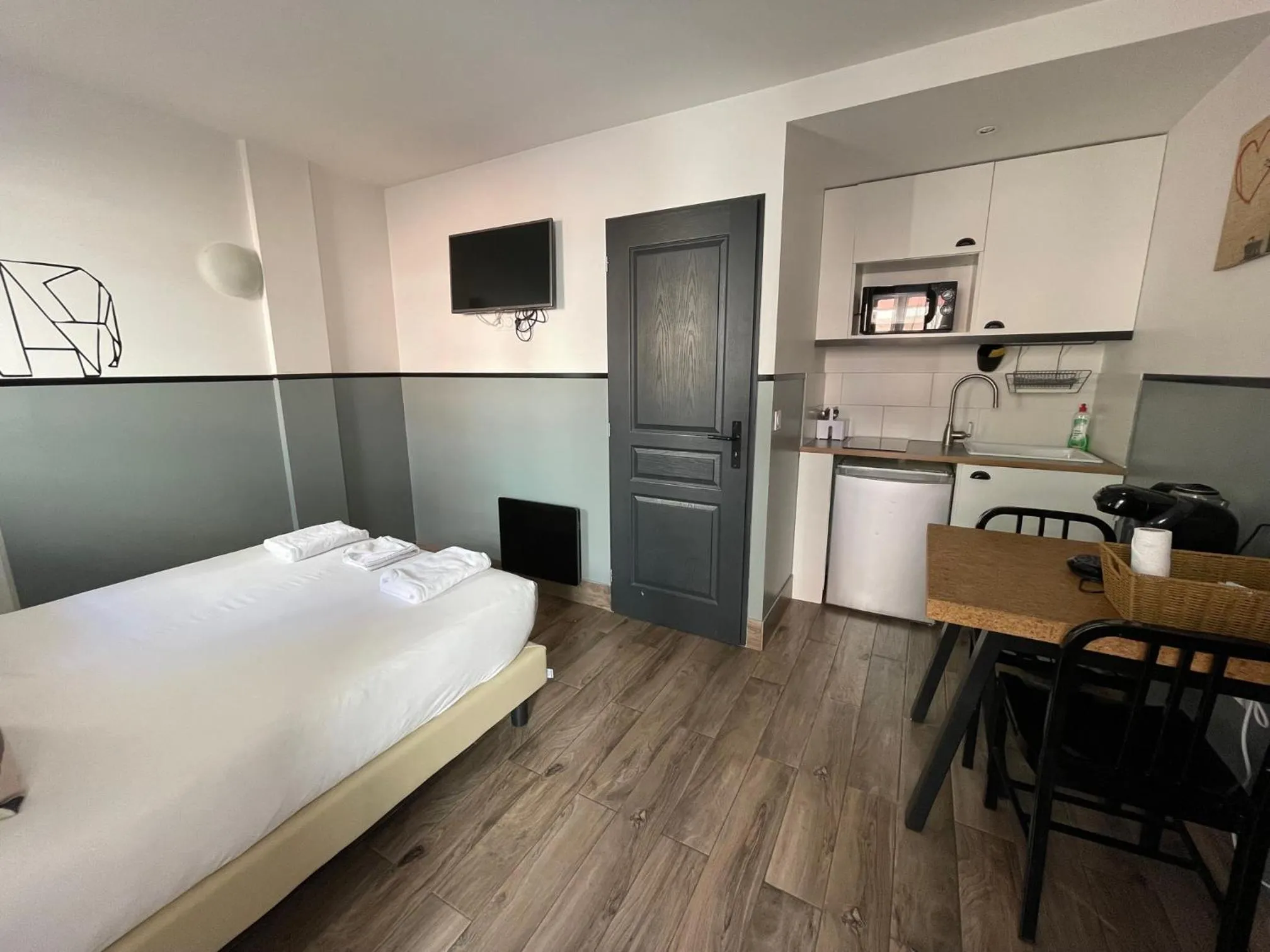 Kitchen or kitchenette, Bed in Casa Hotel