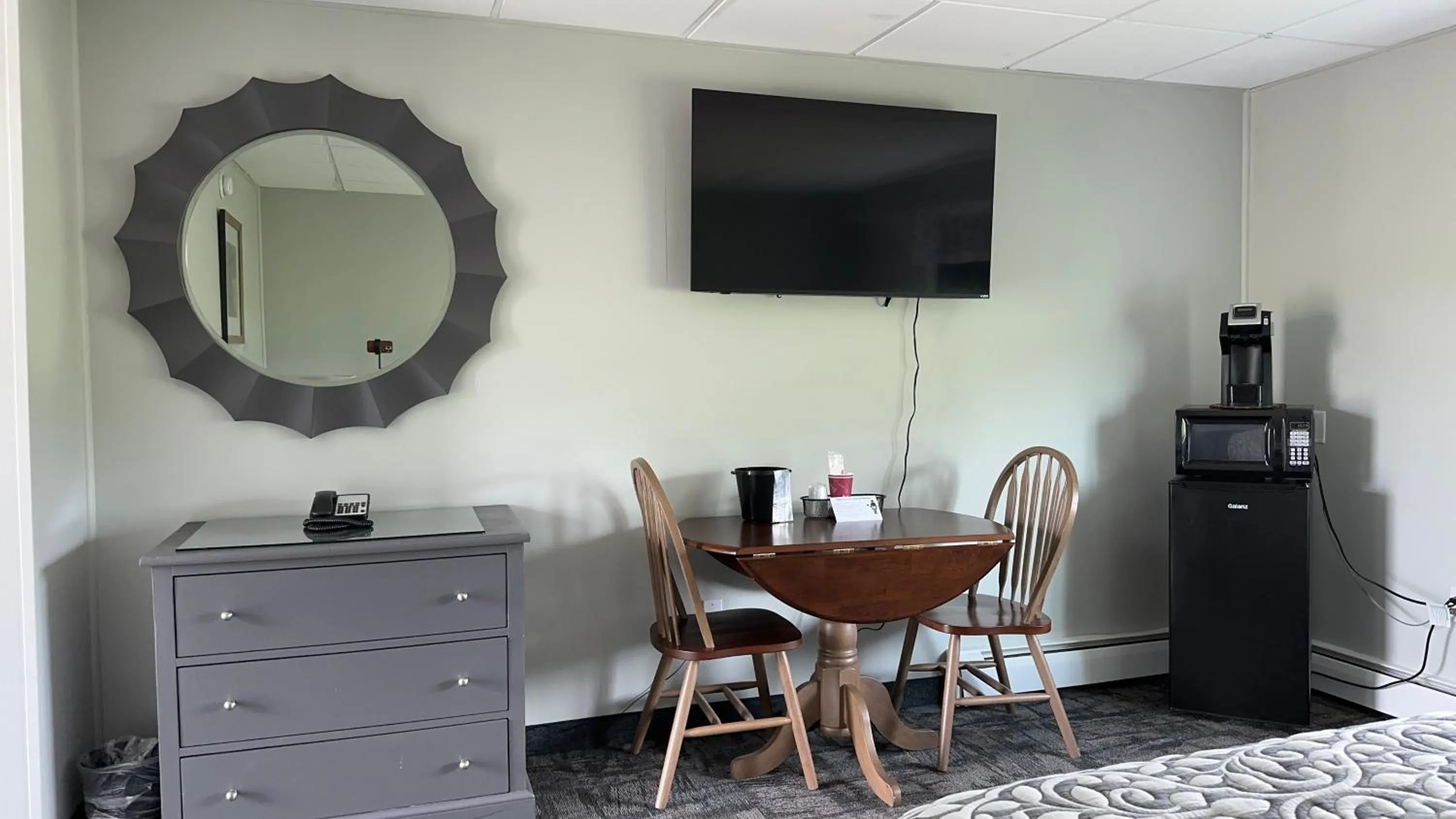 Dining area in Colonial Valley Motel