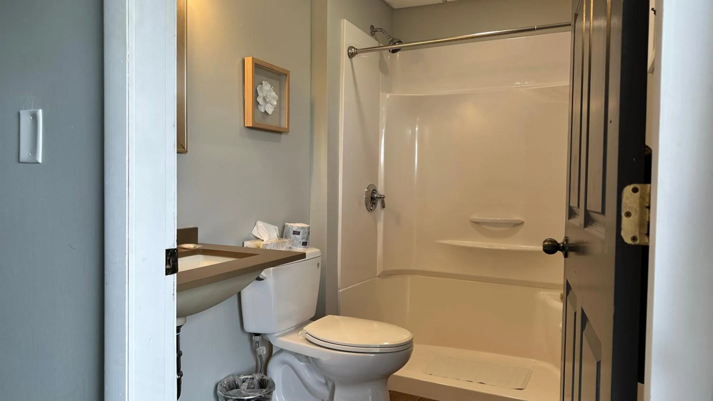 Bathroom in Colonial Valley Motel