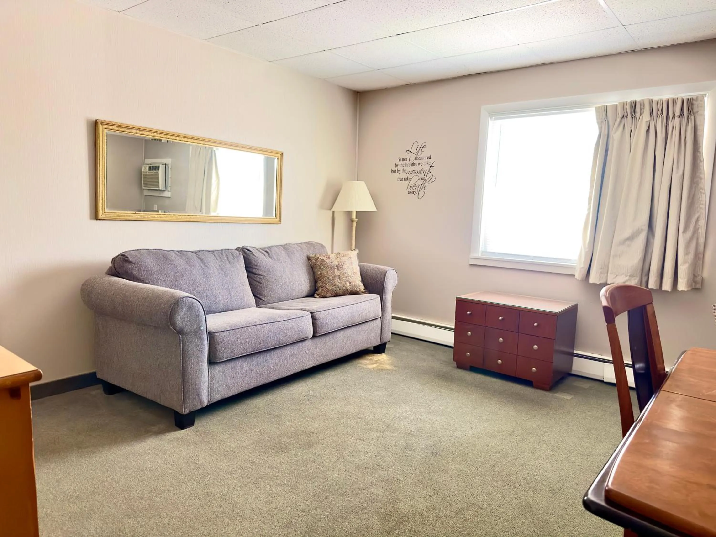 Living room in Colonial Valley Motel