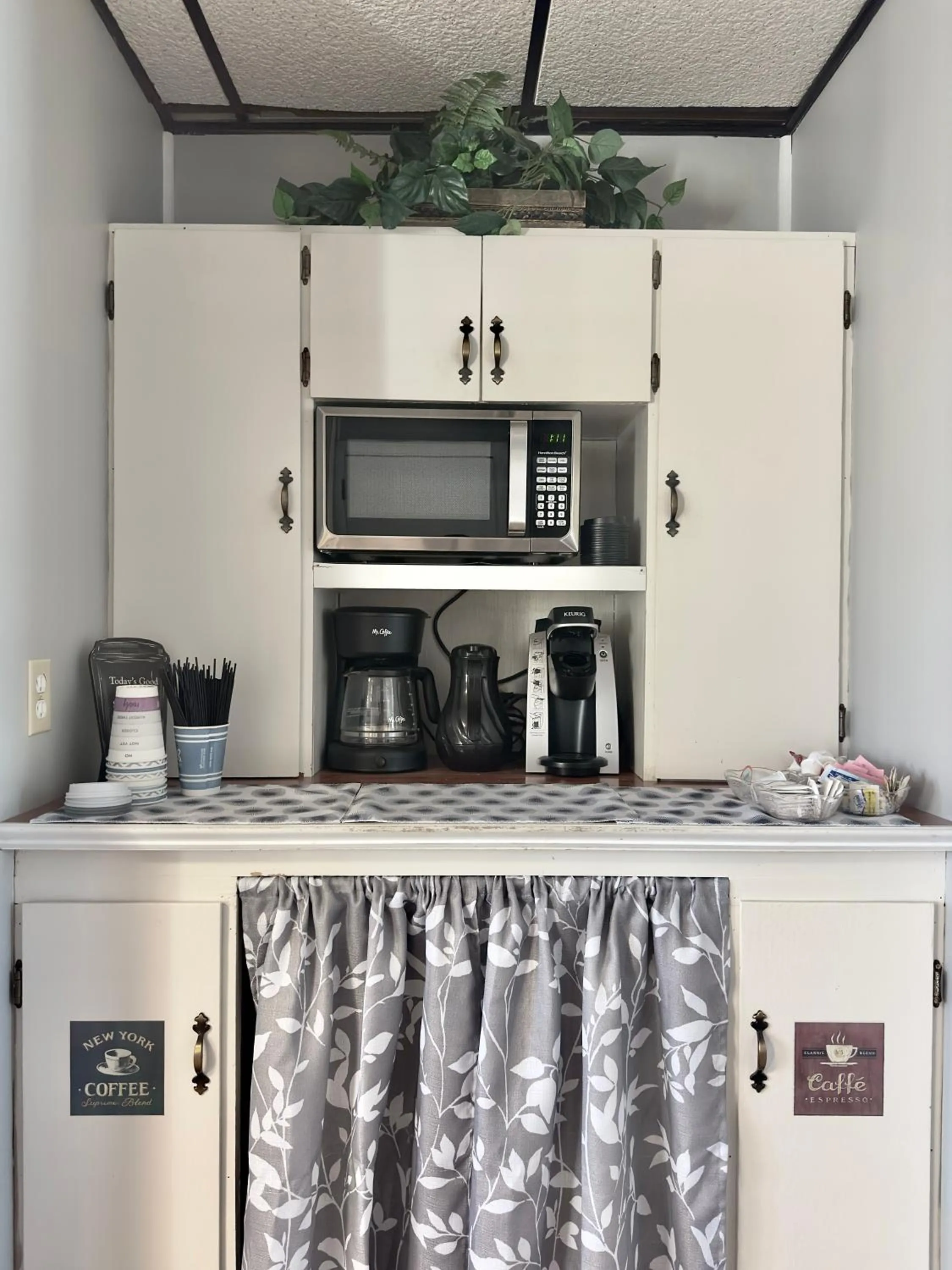 Coffee/tea facilities in Colonial Valley Motel