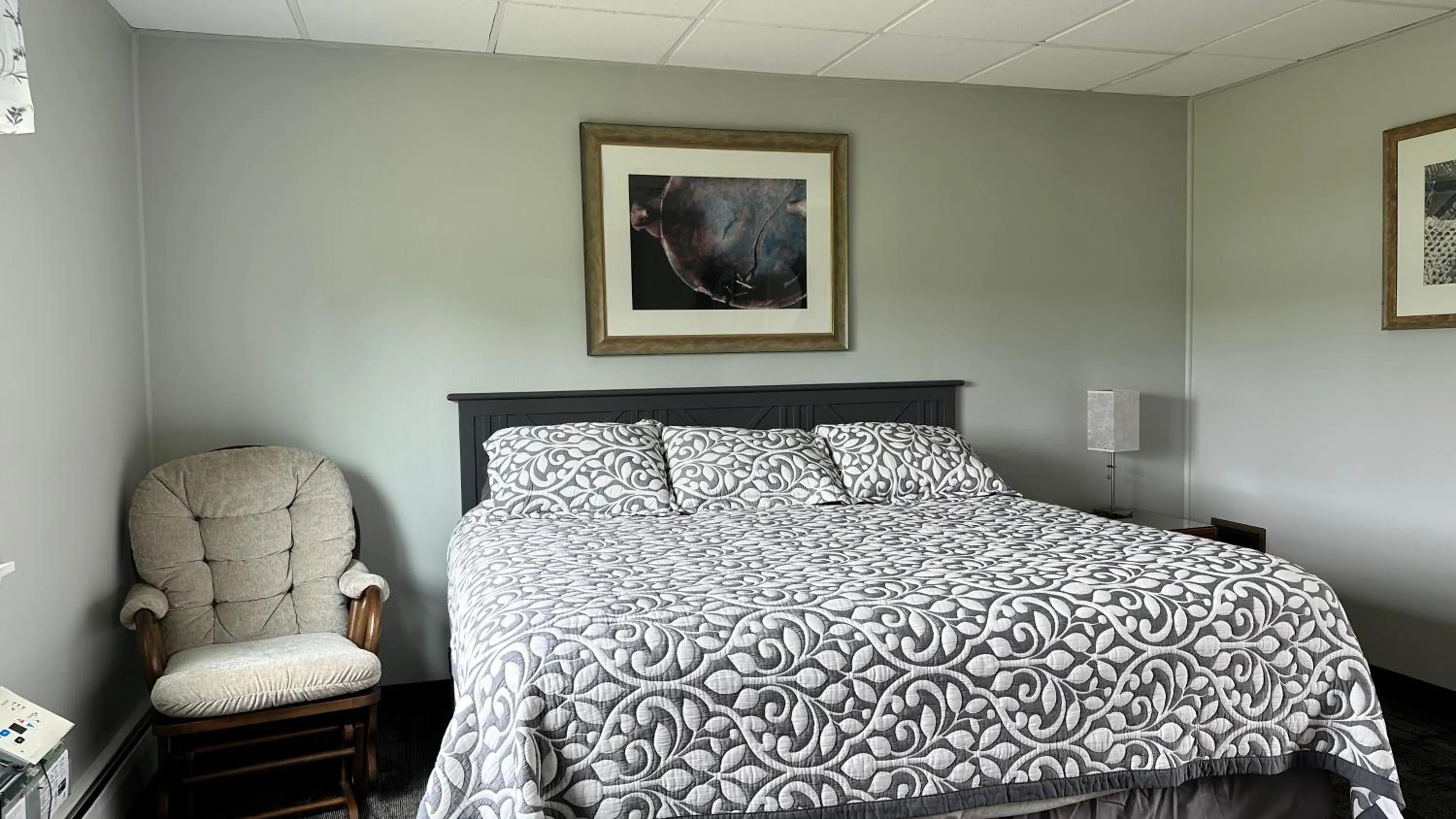 Bed in Colonial Valley Motel