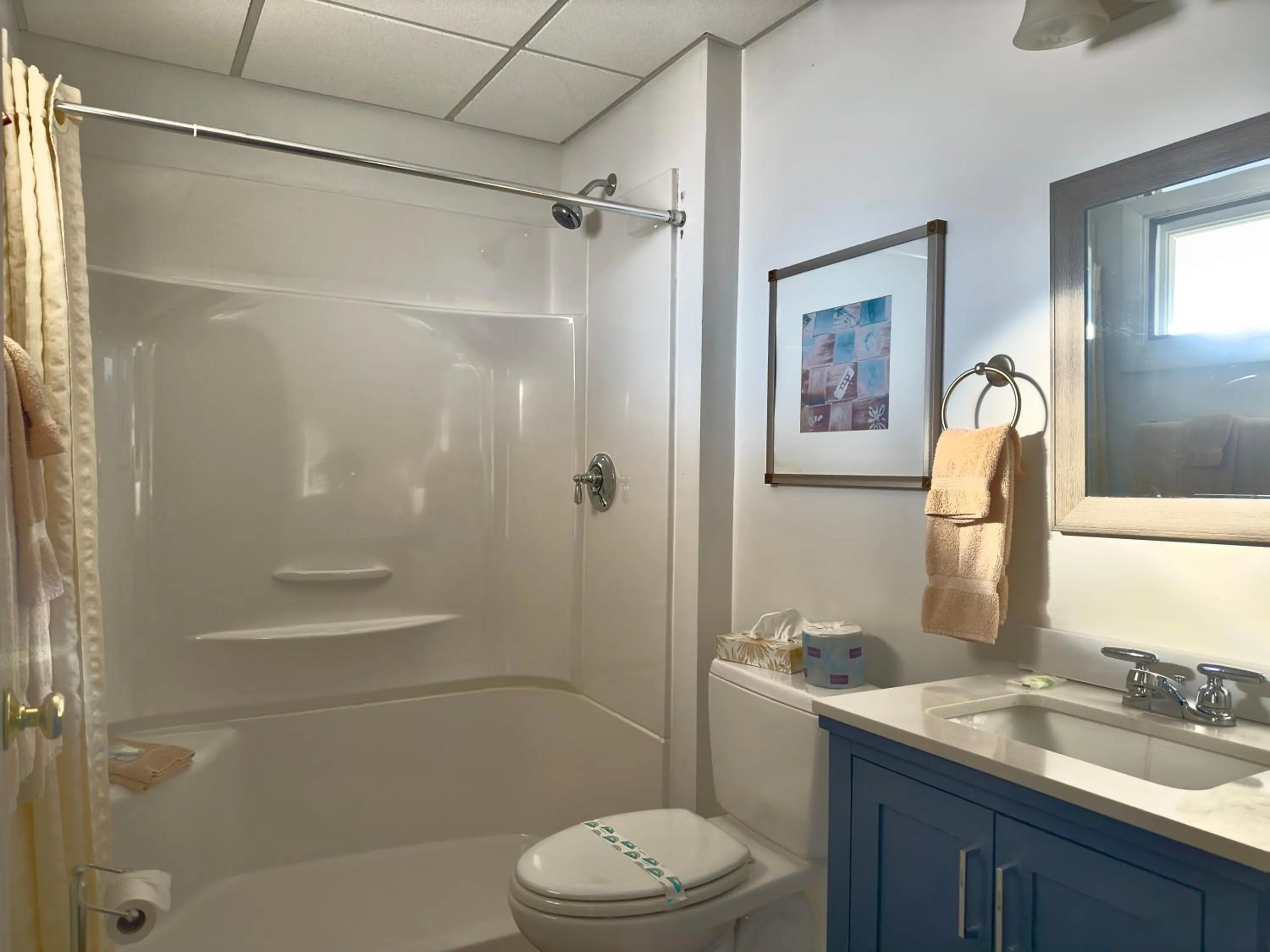 Bathroom in Colonial Valley Motel