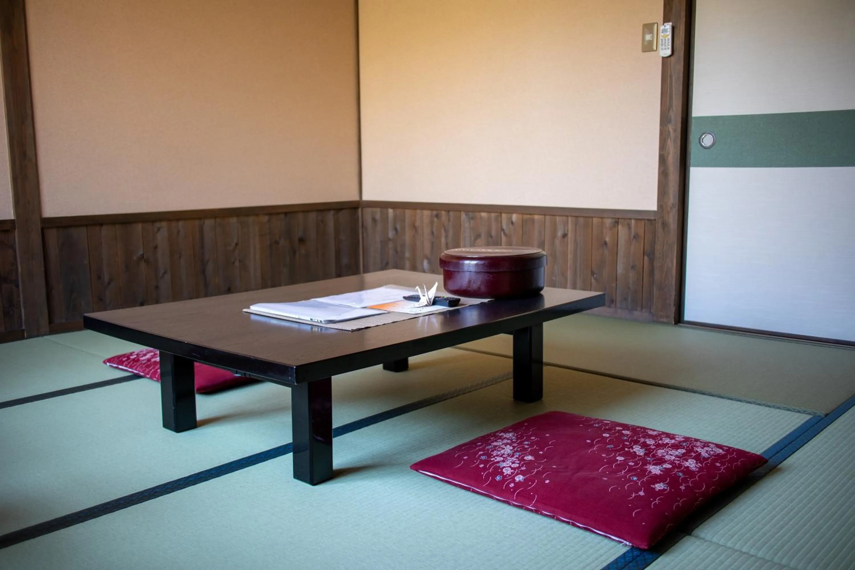 Photo of the whole room in Nanakamado