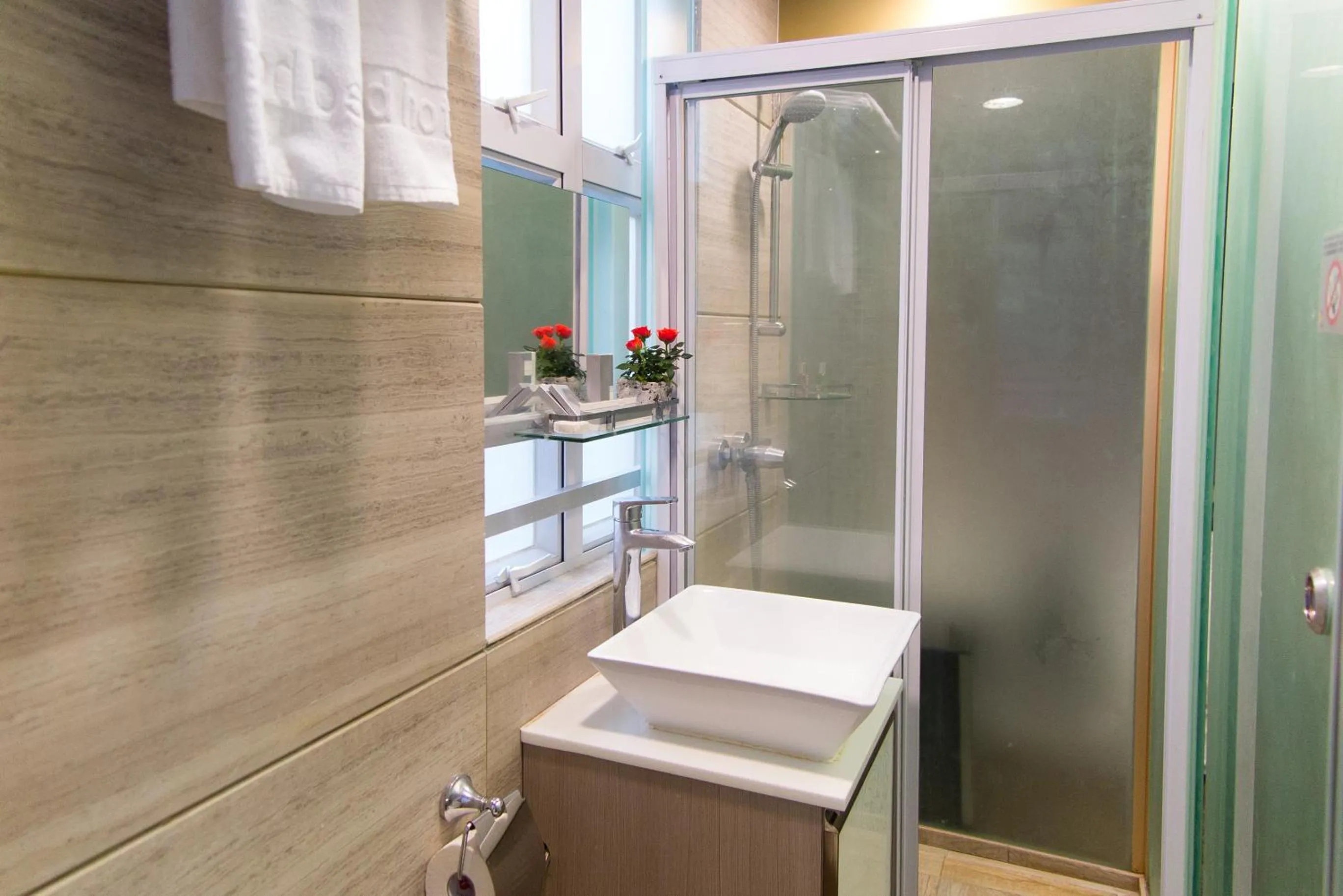 Shower, Bathroom in Metroplace Boutique Hotel