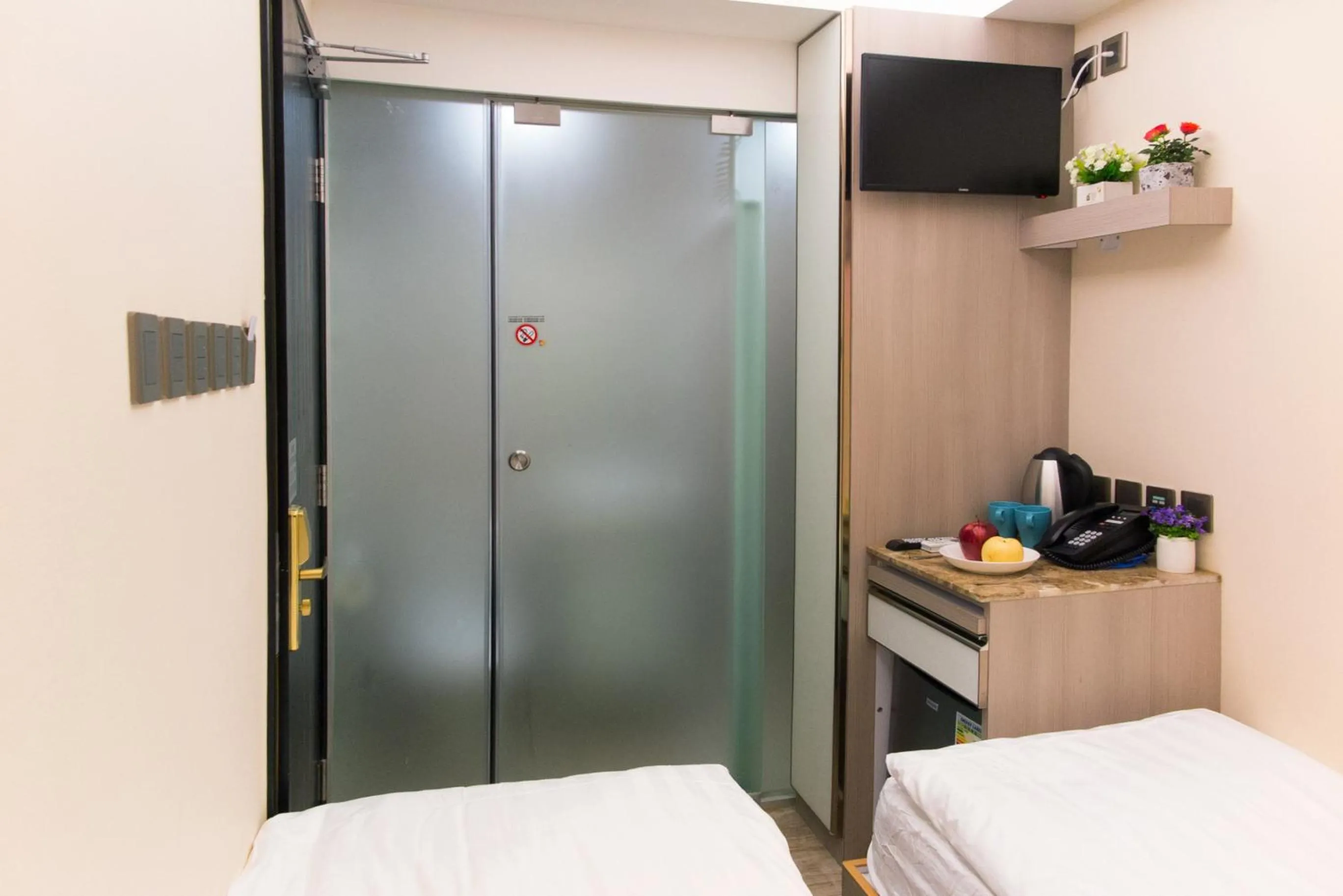 Bed, TV/Entertainment Center in Metroplace Boutique Hotel