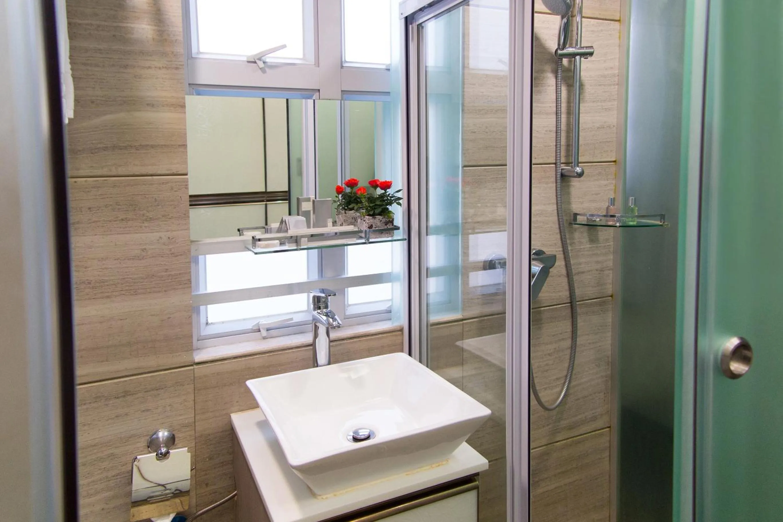 Shower, Bathroom in Metroplace Boutique Hotel