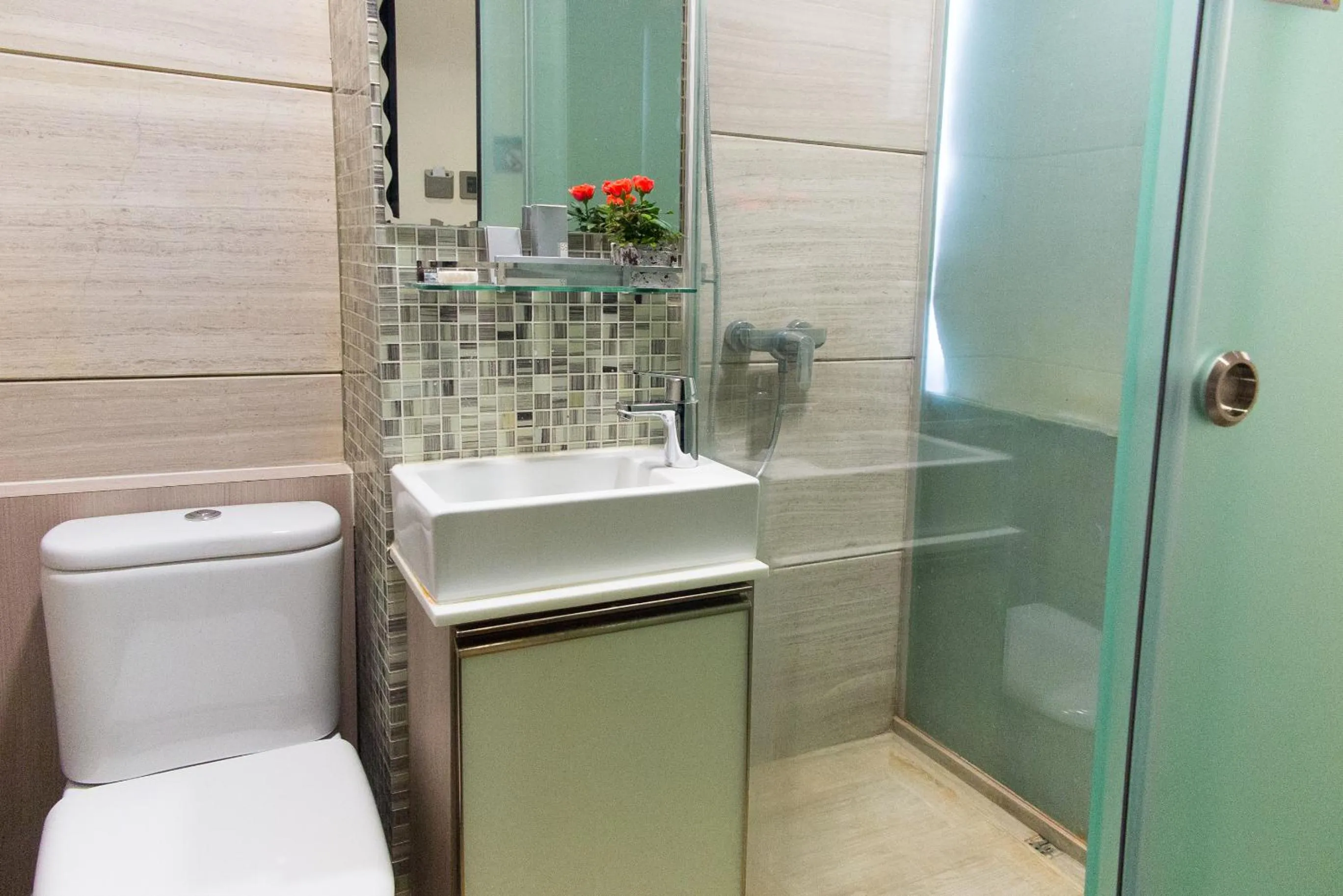 Shower, Bathroom in Metroplace Boutique Hotel