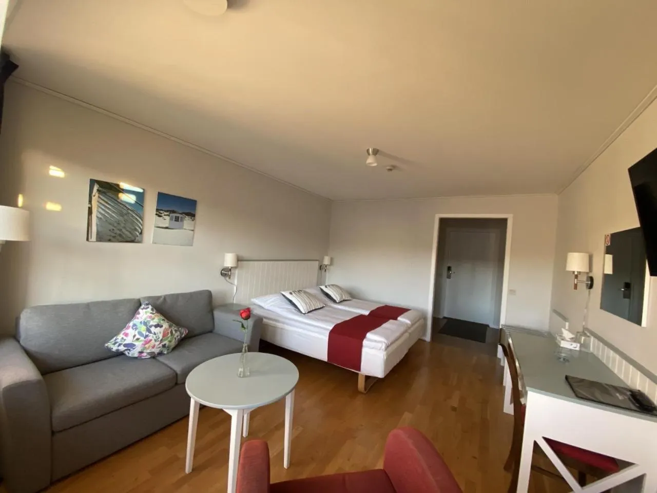 Living room, Bed in Nordby Hotell