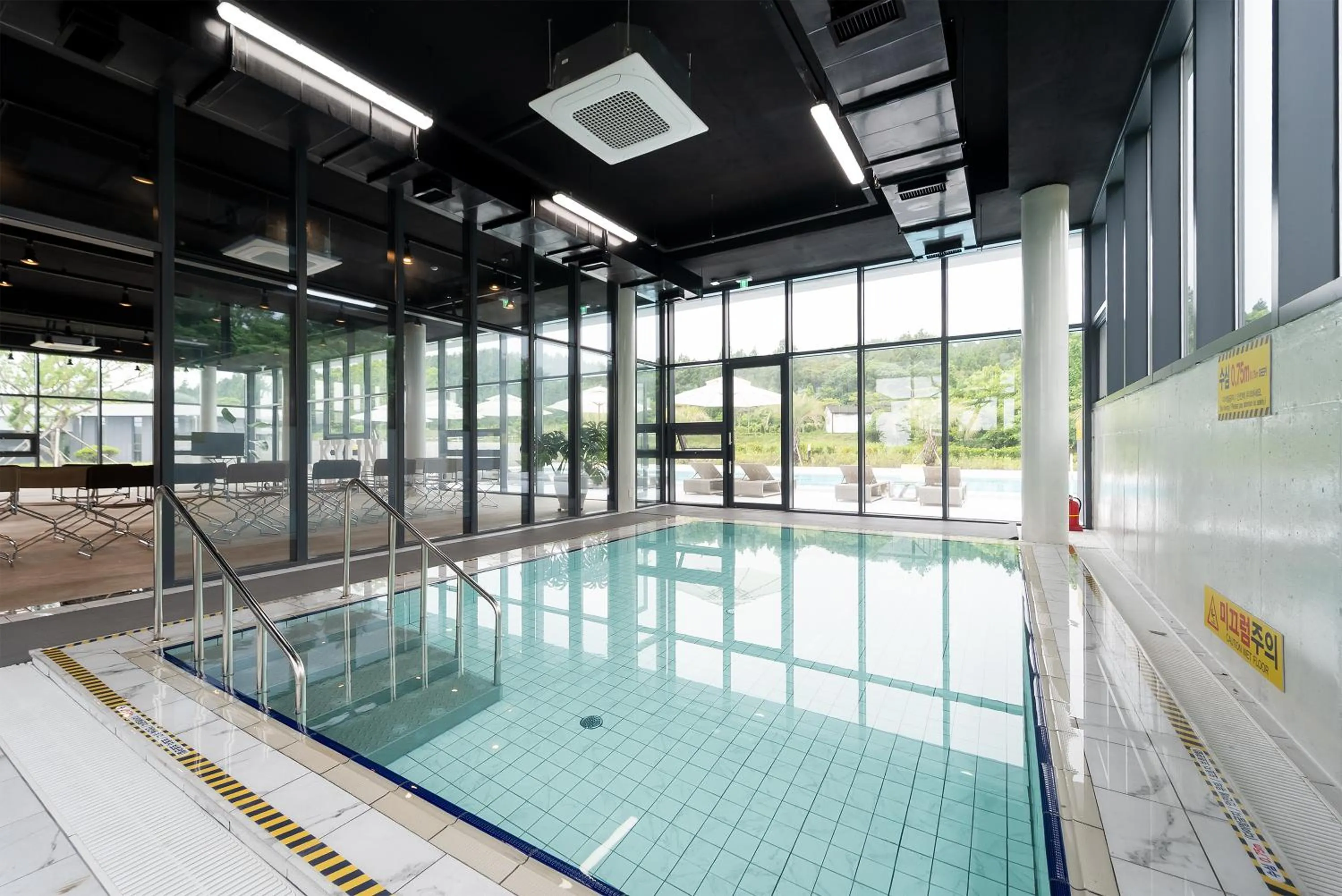 Swimming pool in Kylin Villa resort Jeju