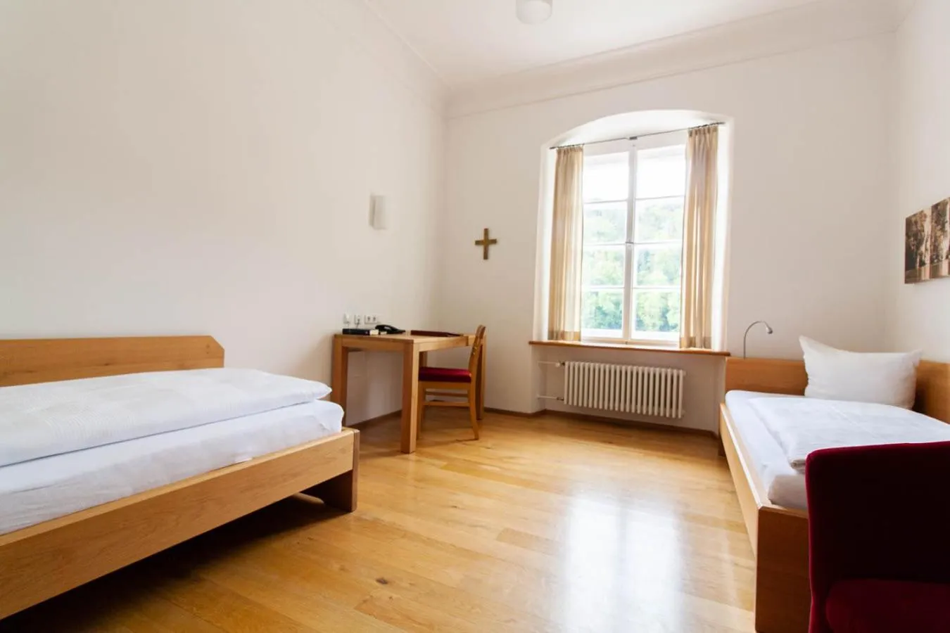 Bed in Gästehaus St. Georg - Weltenburger Klosterbetriebe GmbH