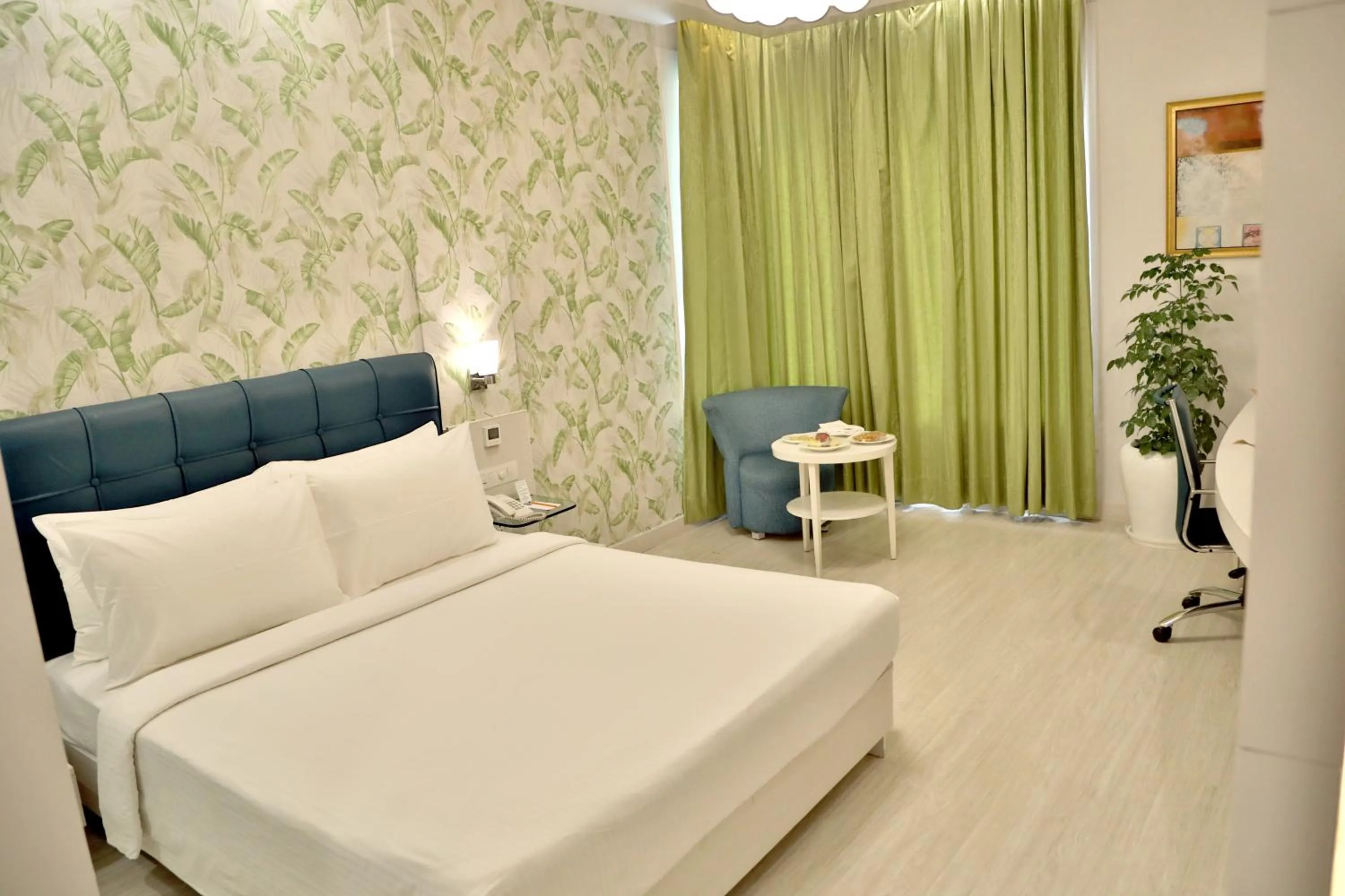 Bed in Sarovar Portico Naraina, Hotel