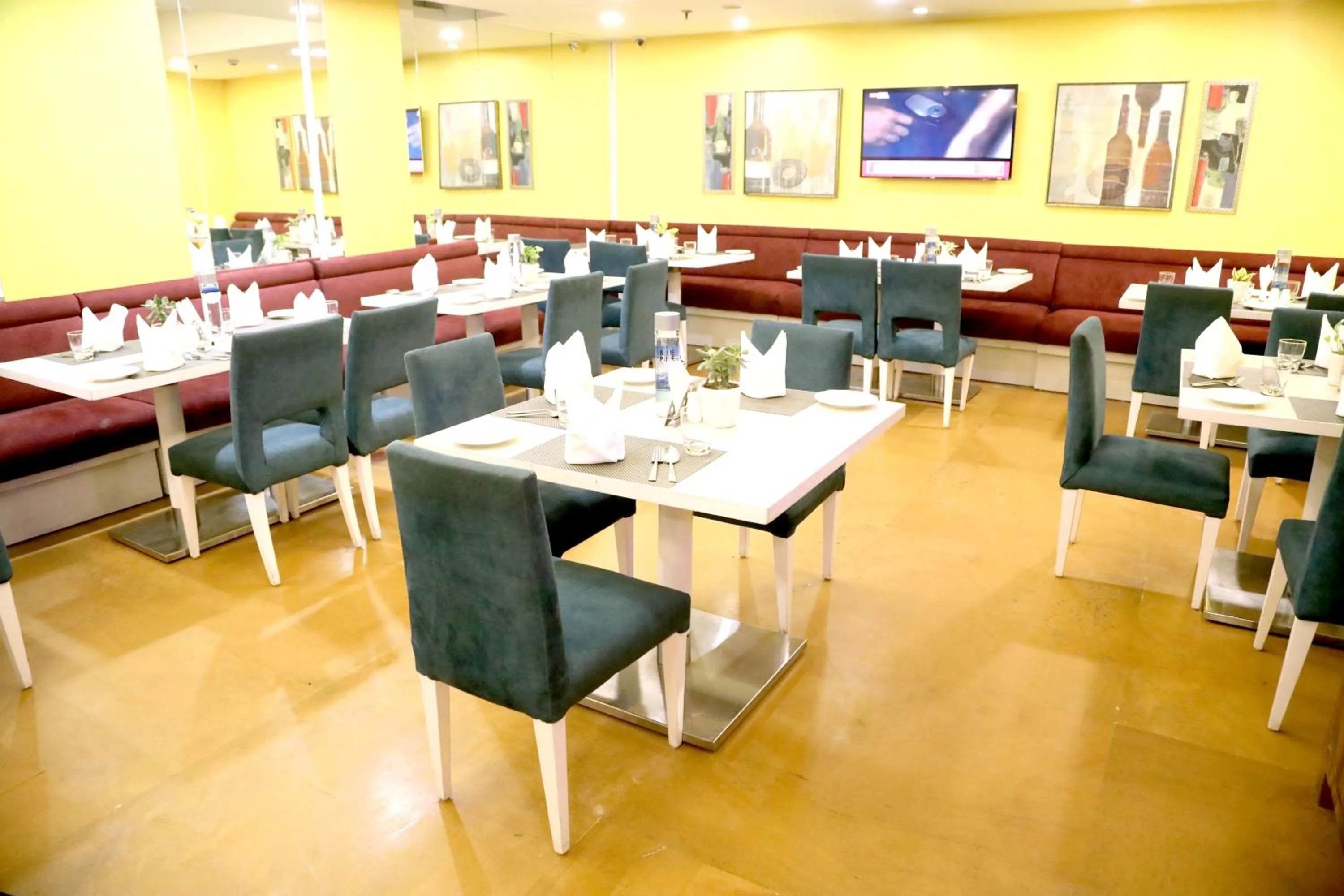Restaurant/places to eat in Sarovar Portico Naraina, Hotel