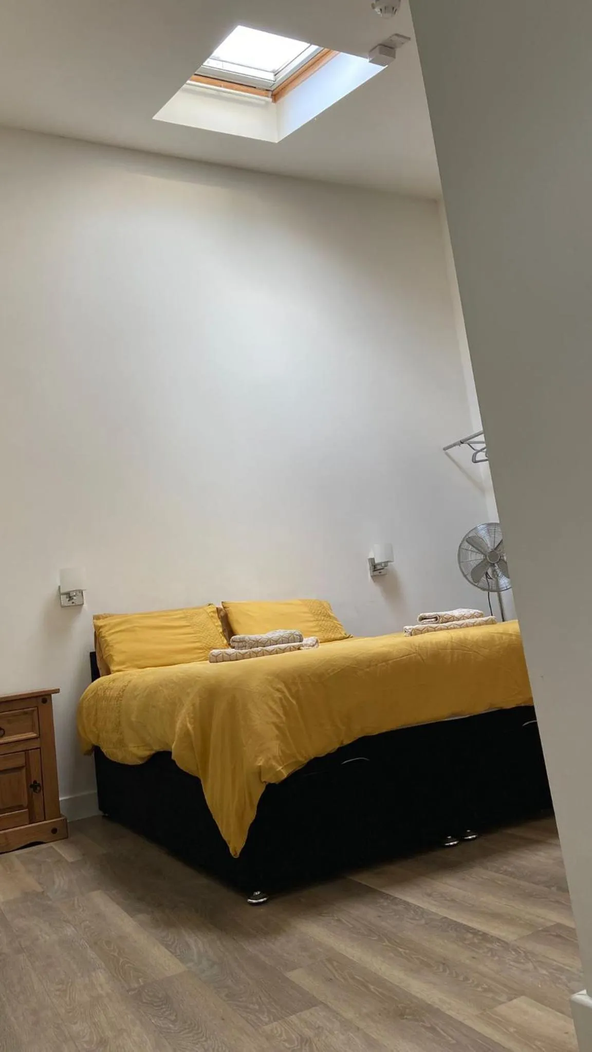 Bed in Deepcut Lodge Bed & Breakfast Self Service