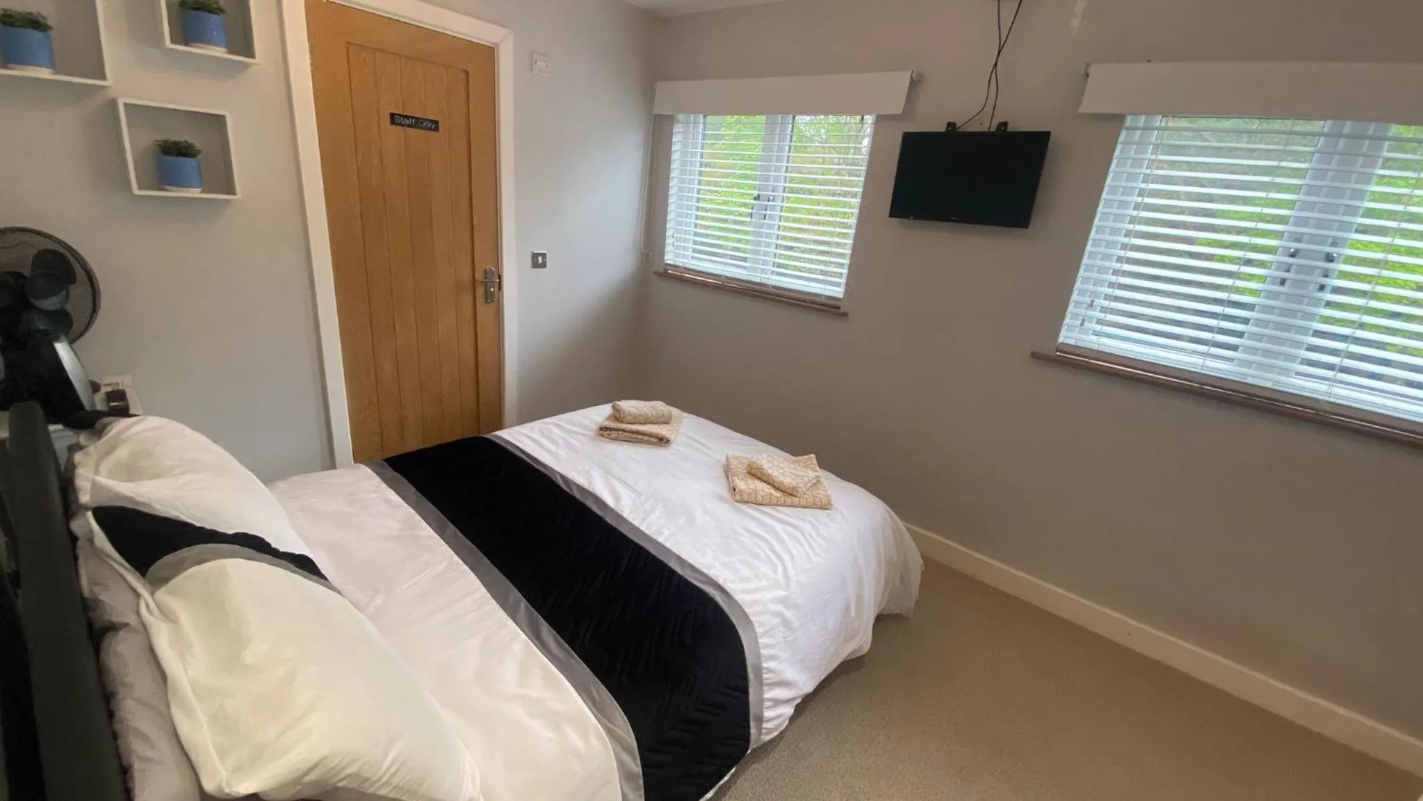 Bed in Deepcut Lodge Bed & Breakfast Self Service